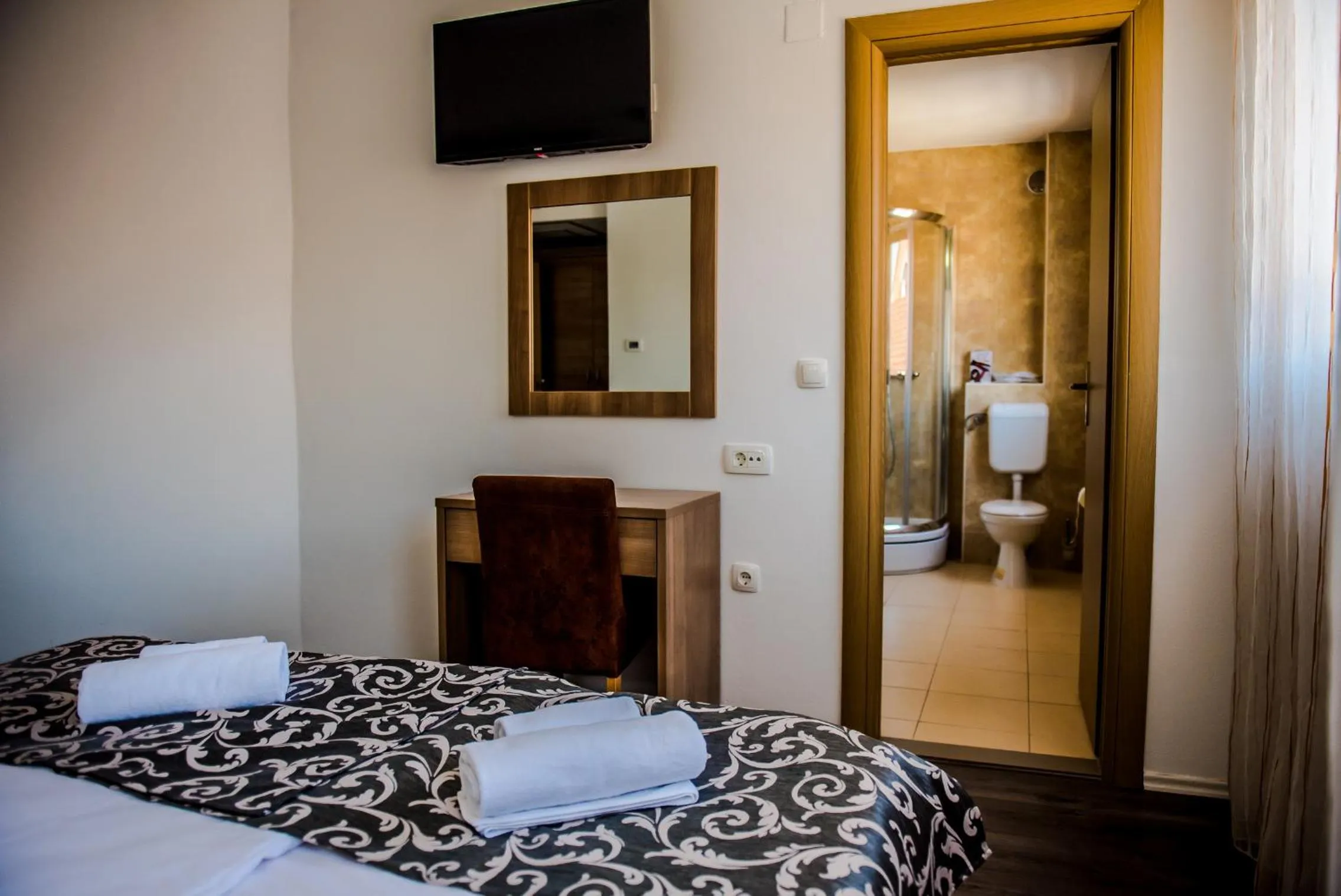 Bathroom, Bed in Hotel Villa Monako