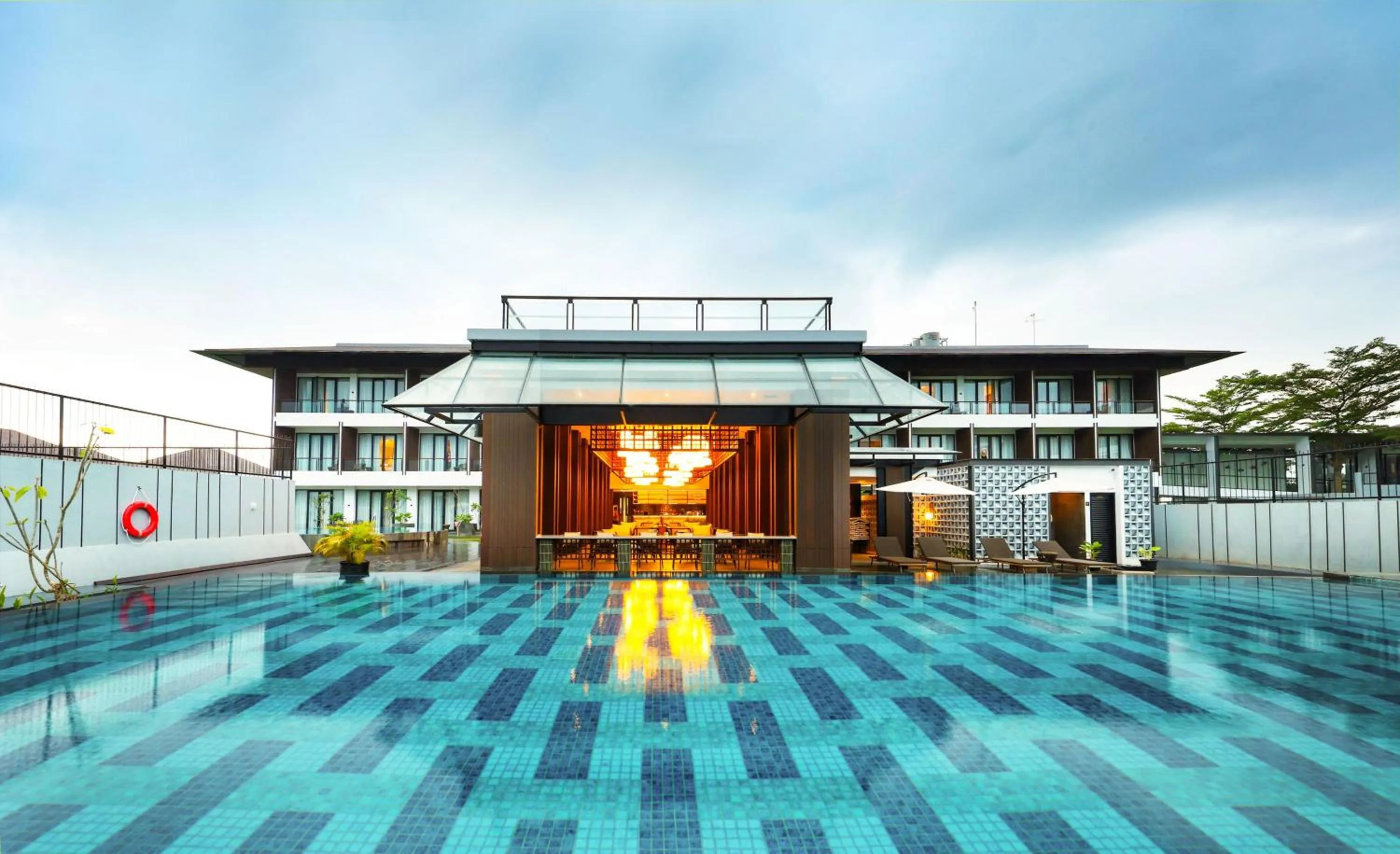 Swimming pool in Hotel Santika Premiere Garut