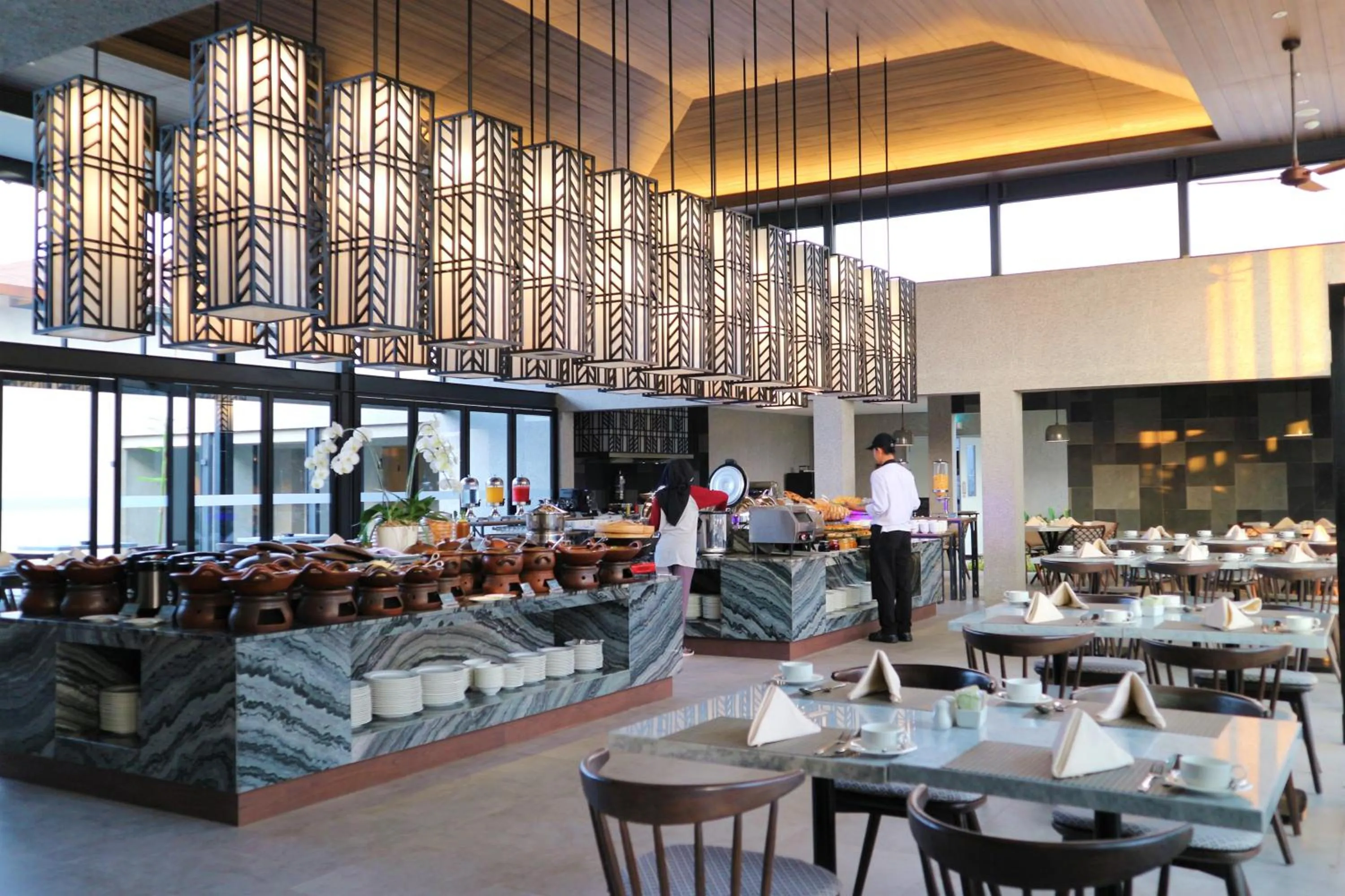 Restaurant/places to eat in Hotel Santika Premiere Garut