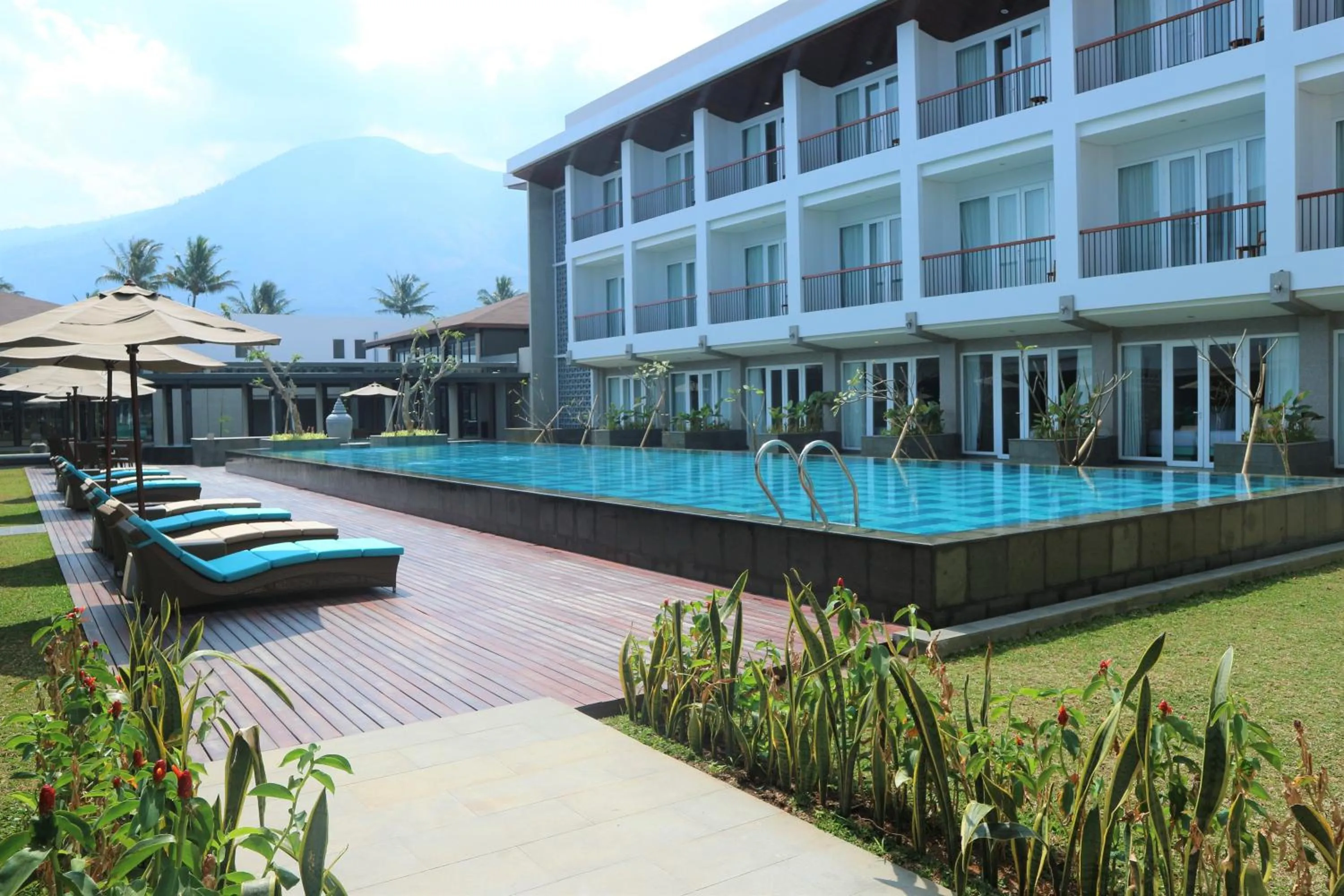 Swimming pool in Hotel Santika Premiere Garut