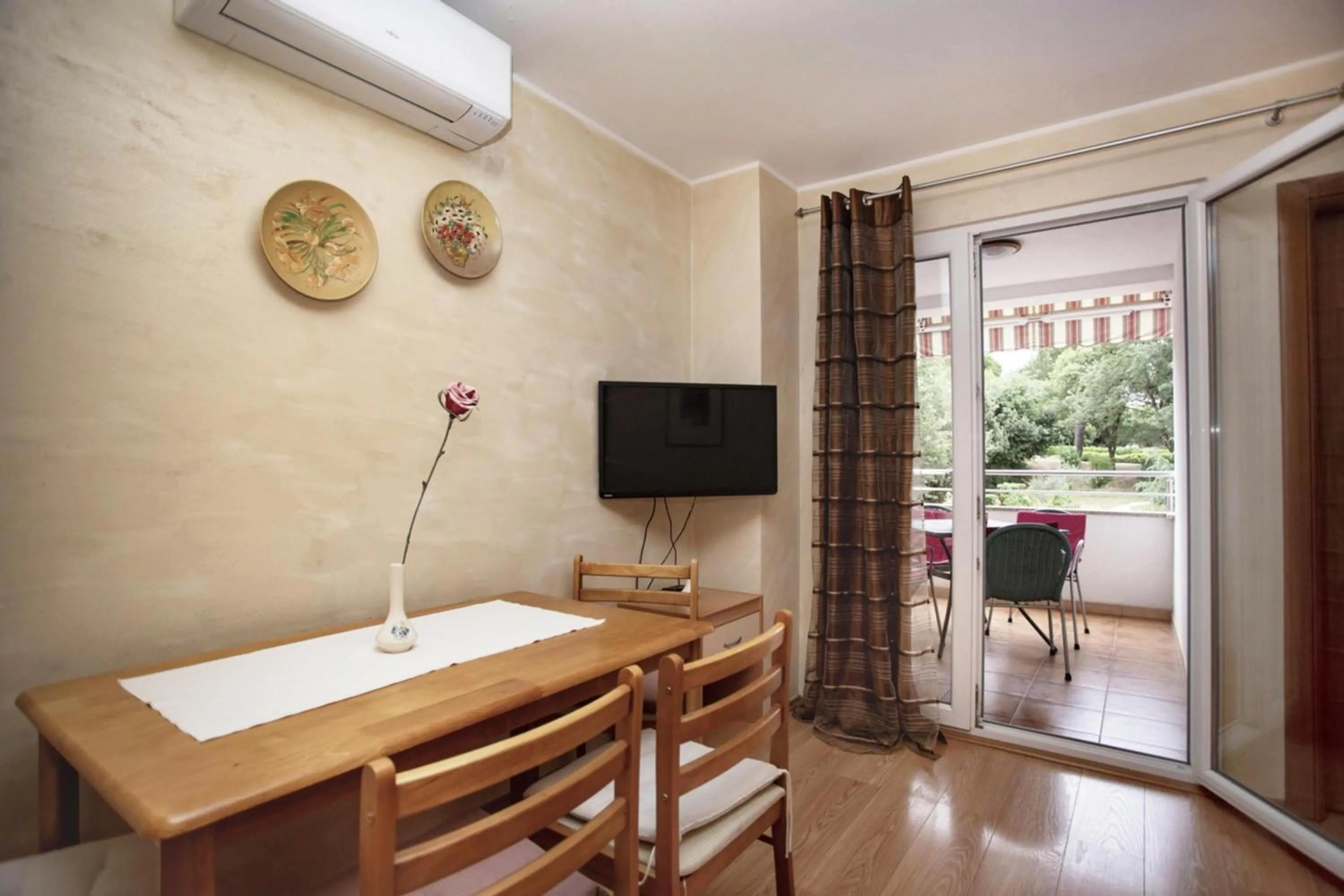 Dining area in Apartments Ulika