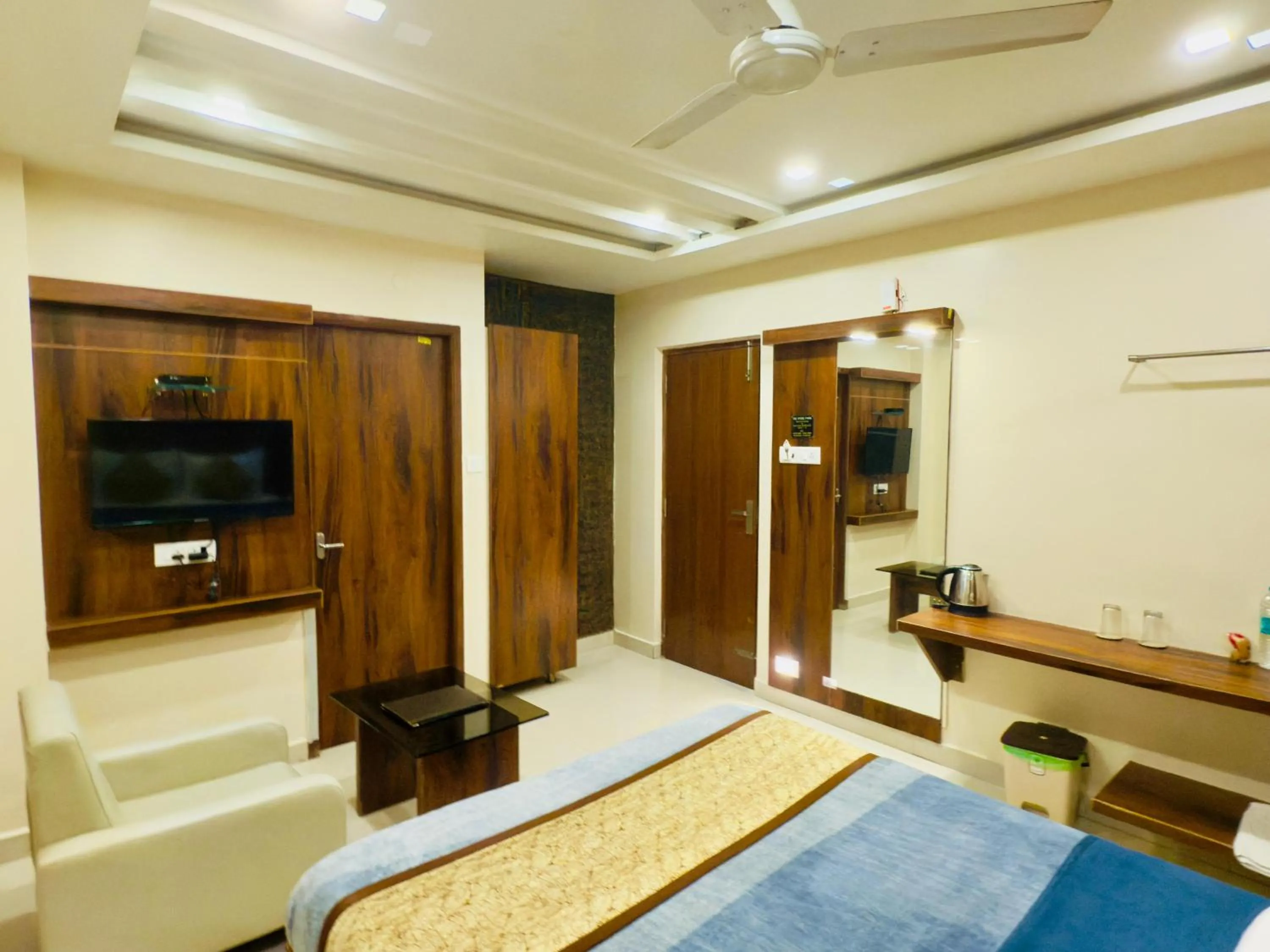 TV and multimedia, Bed in The Hydel Park - Business Class Hotel - Near Central Railway Station