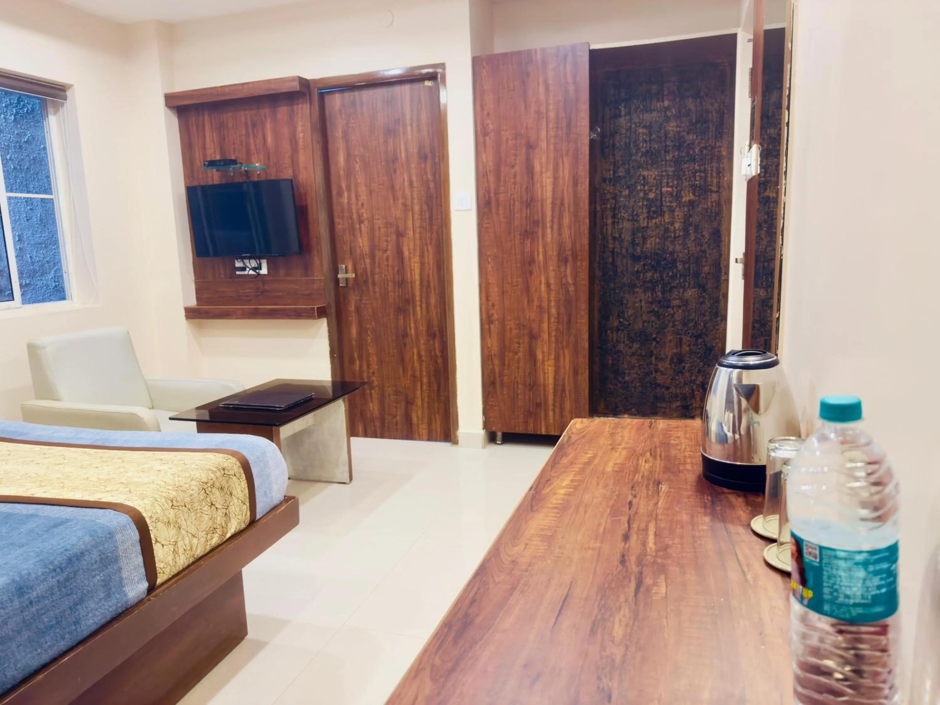 TV and multimedia, Bed in The Hydel Park - Business Class Hotel - Near Central Railway Station