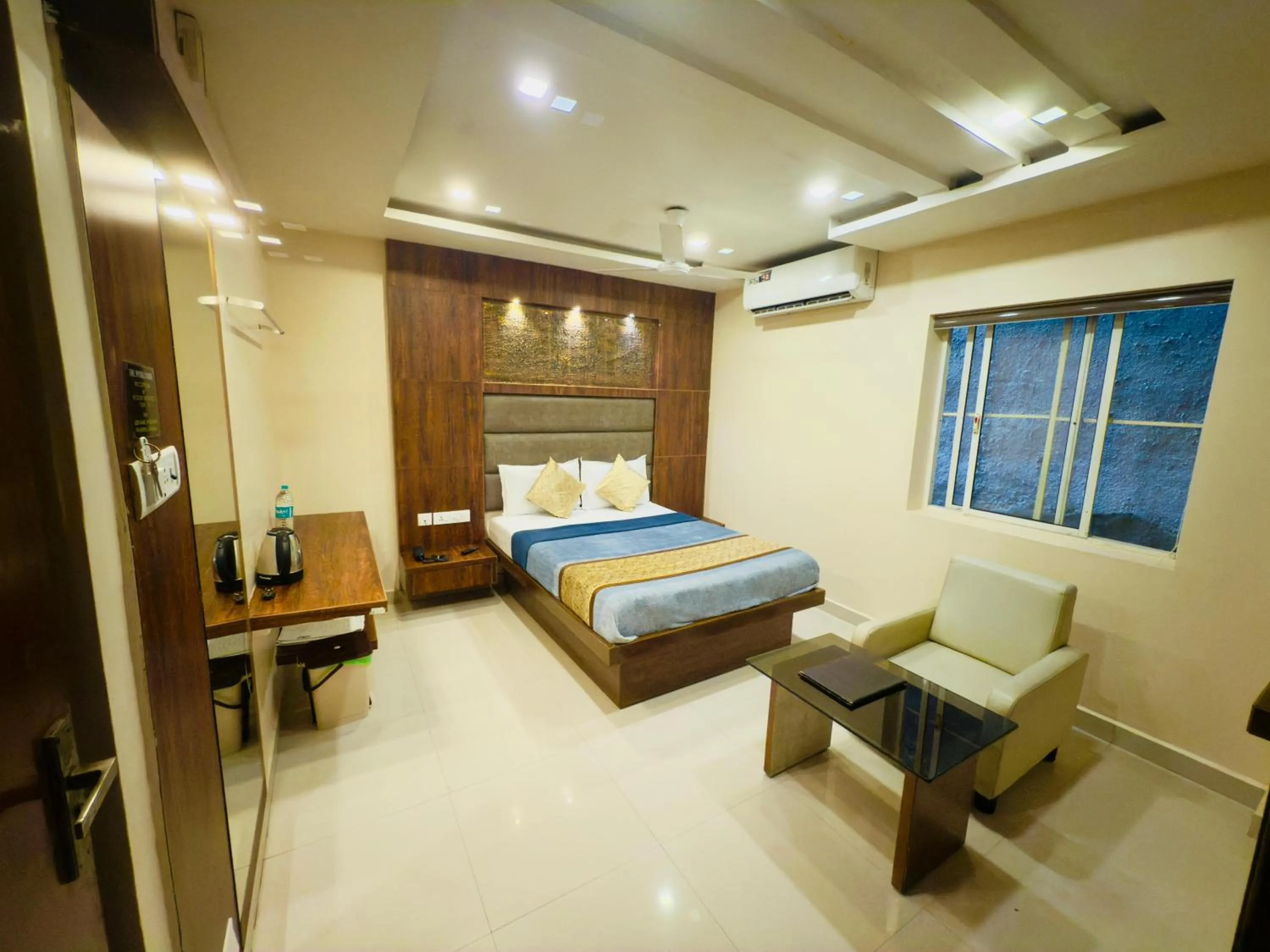 Photo of the whole room, Bed in The Hydel Park - Business Class Hotel - Near Central Railway Station