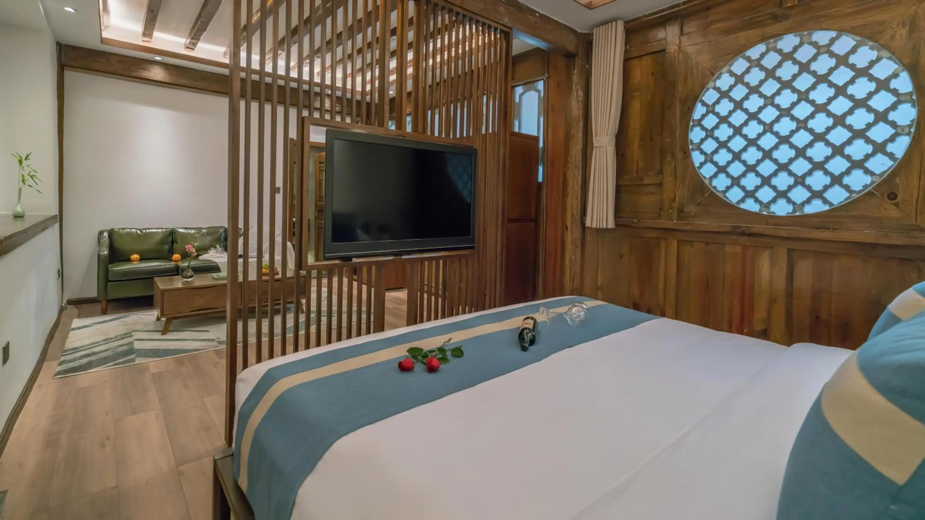 Communal lounge/ TV room, Bed in Artistic-Suite