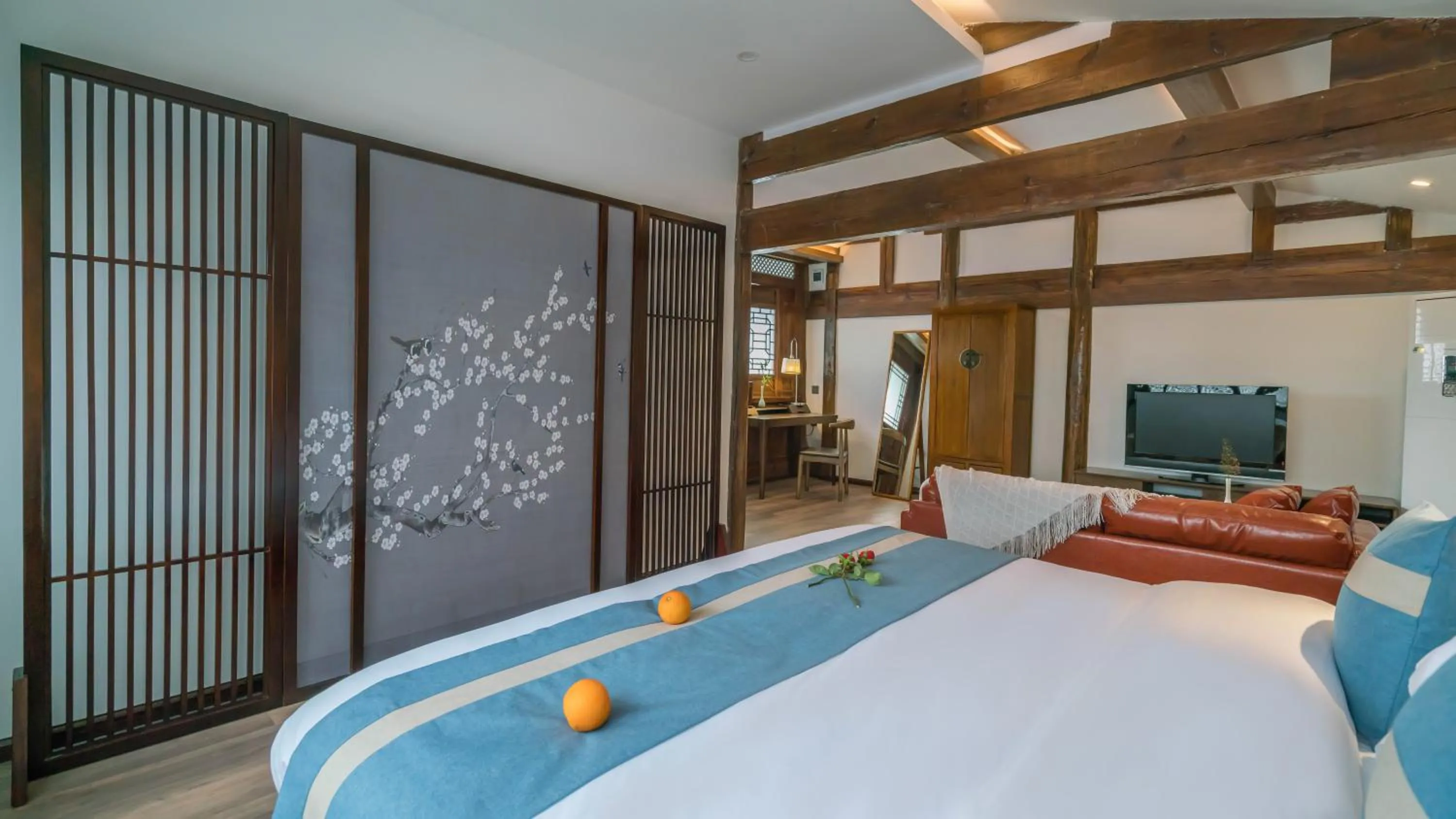 Photo of the whole room, Bed in Artistic-Suite