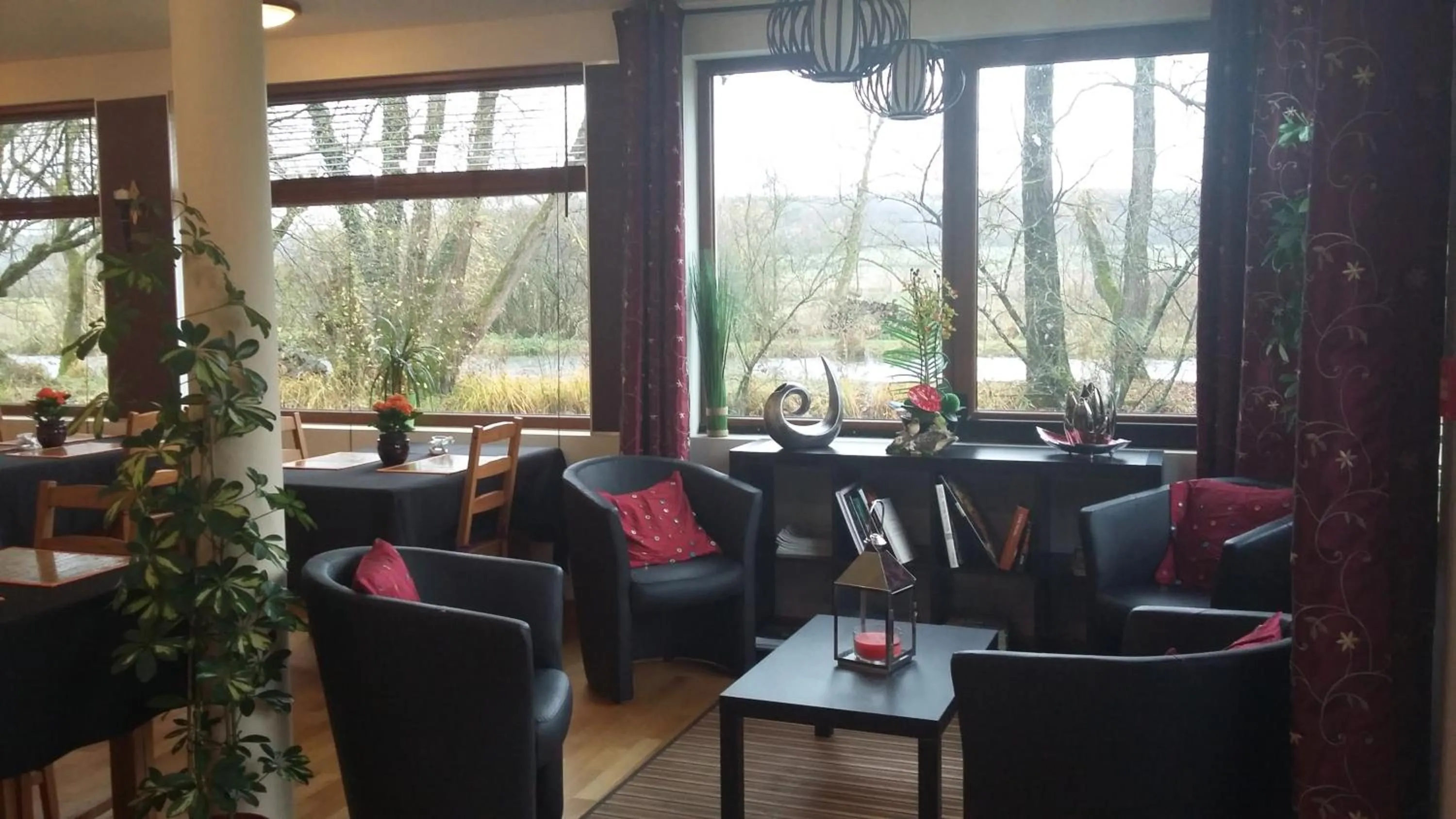 Communal lounge/ TV room in LOGIS Hôtel Le Chantoiseau