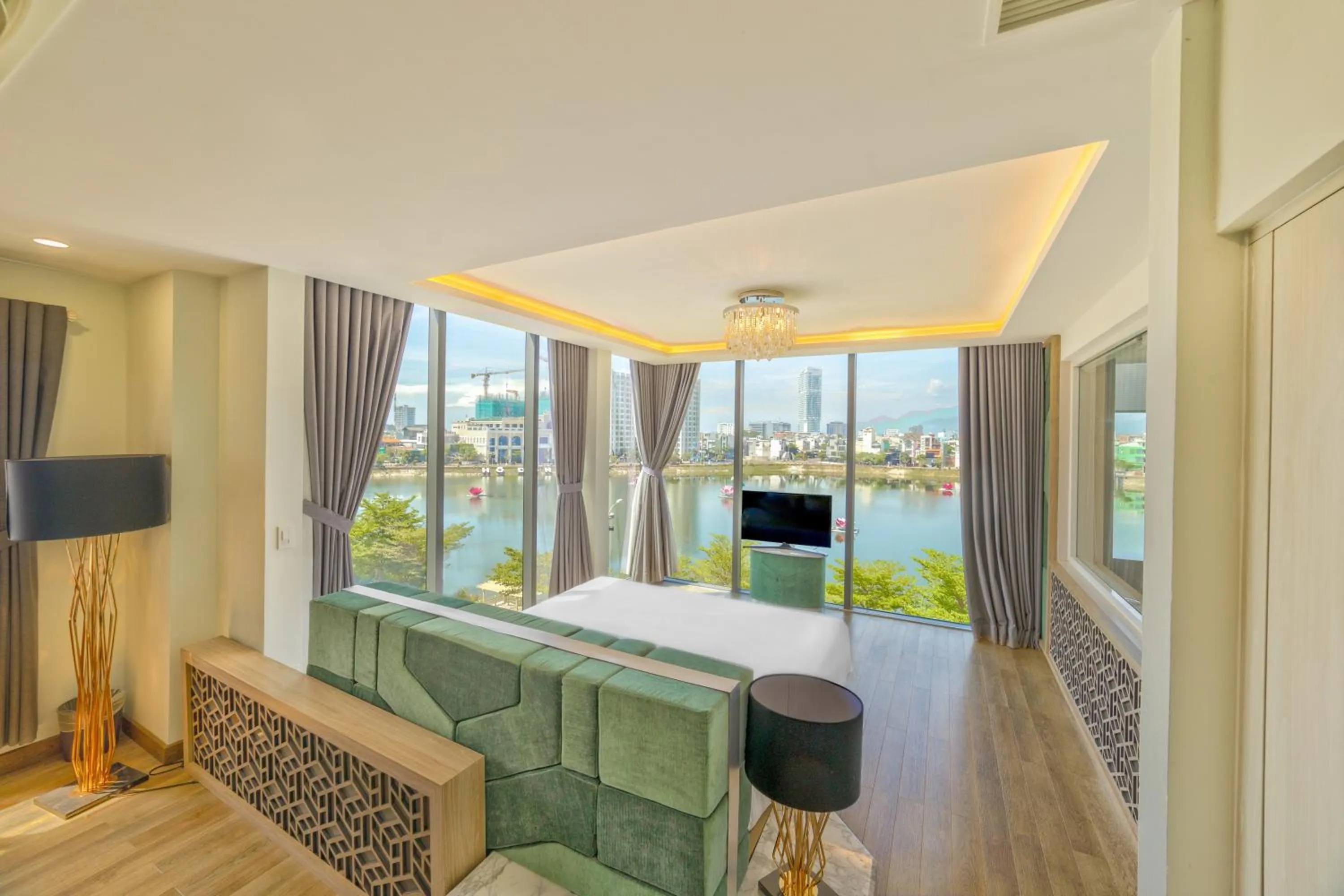 Bed in Lake View Hotel