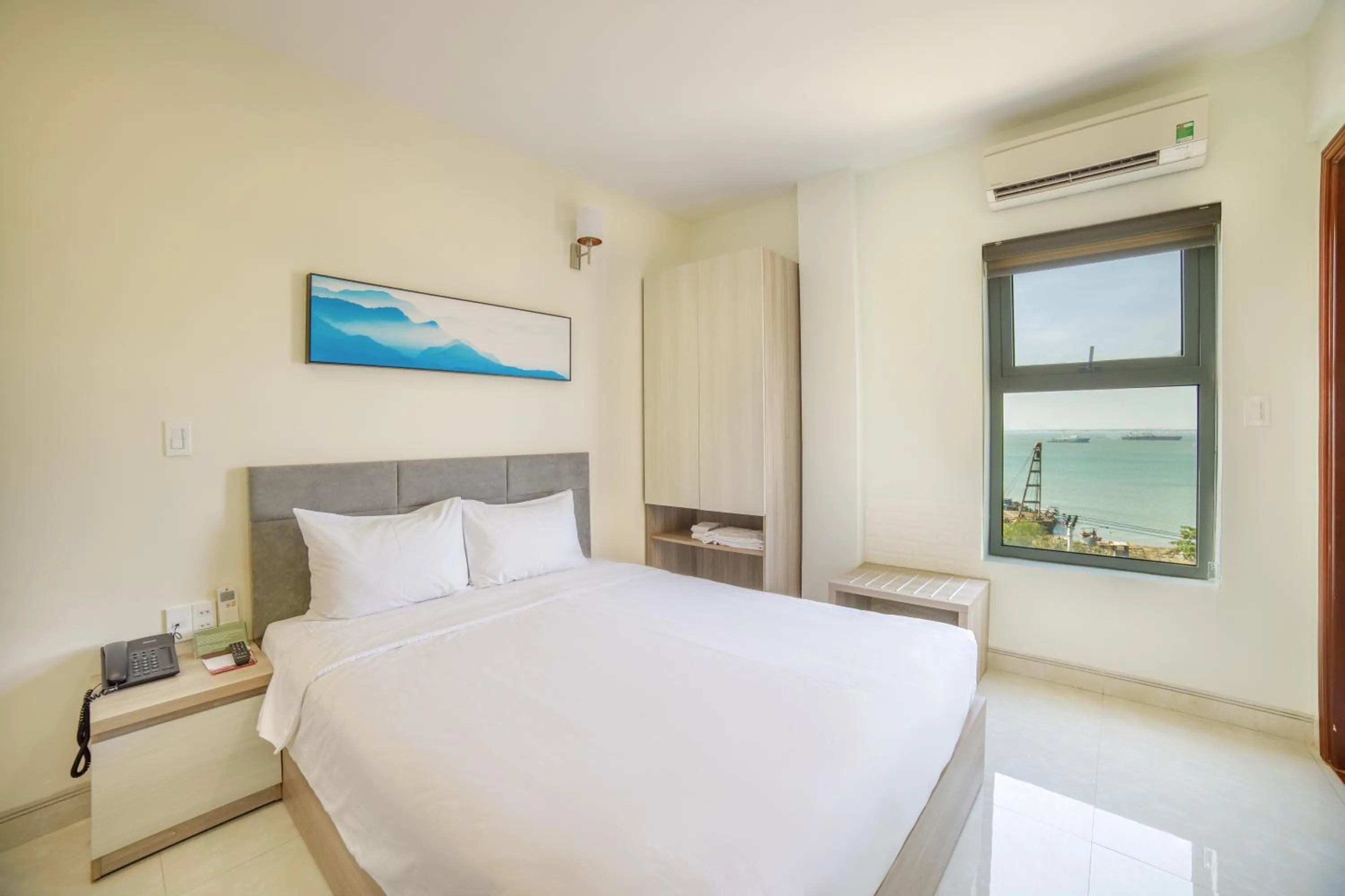 Bed in Lake View Hotel