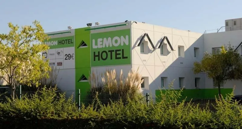 Facade/entrance in Lemon Hôtel Avignon Rochefort
