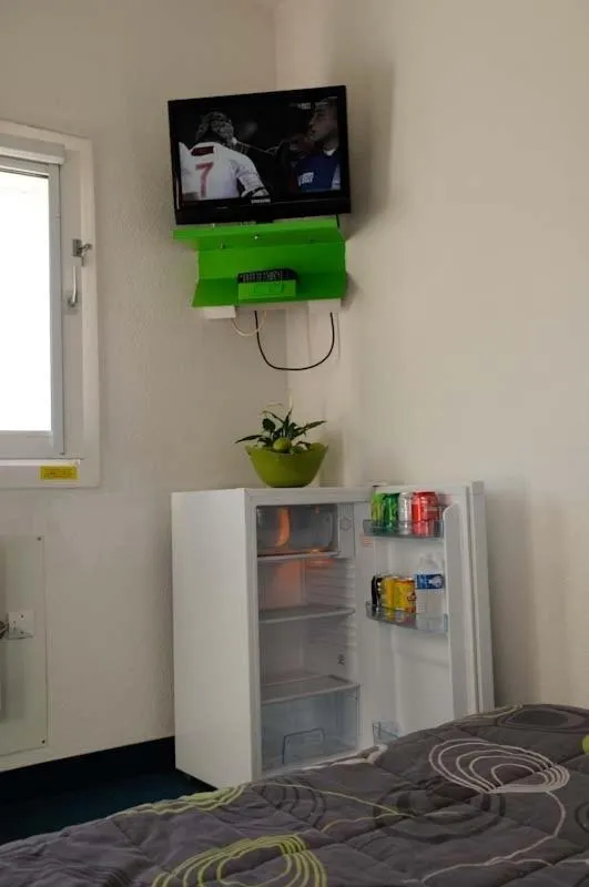 TV and multimedia in Lemon Hôtel Avignon Rochefort