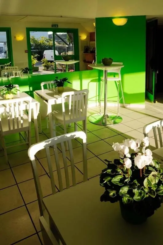 Restaurant/places to eat in Lemon Hôtel Avignon Rochefort