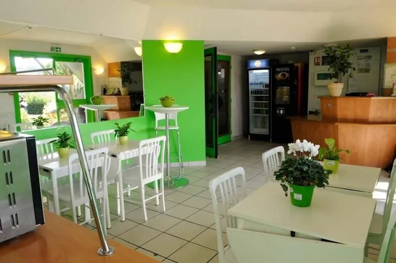Restaurant/places to eat in Lemon Hôtel Avignon Rochefort