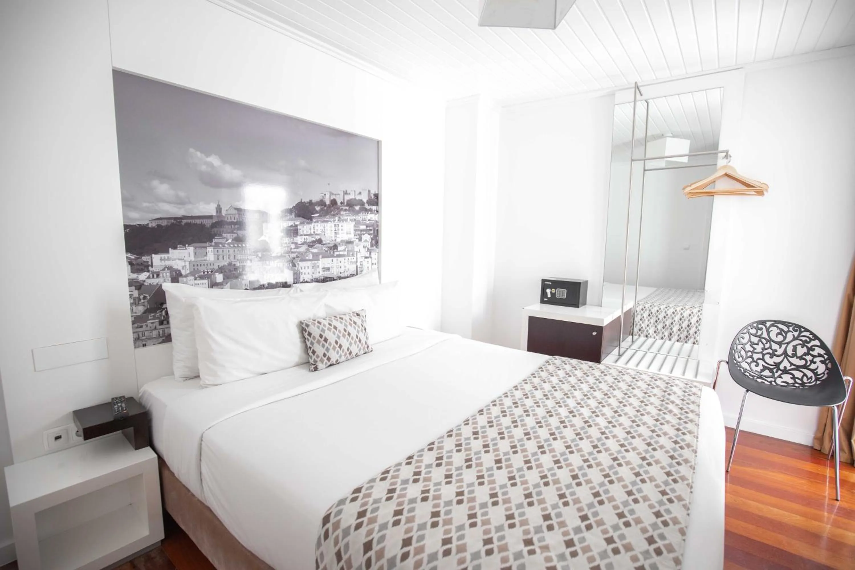 Bedroom, Bed in Grande Pensao Residencial Alcobia