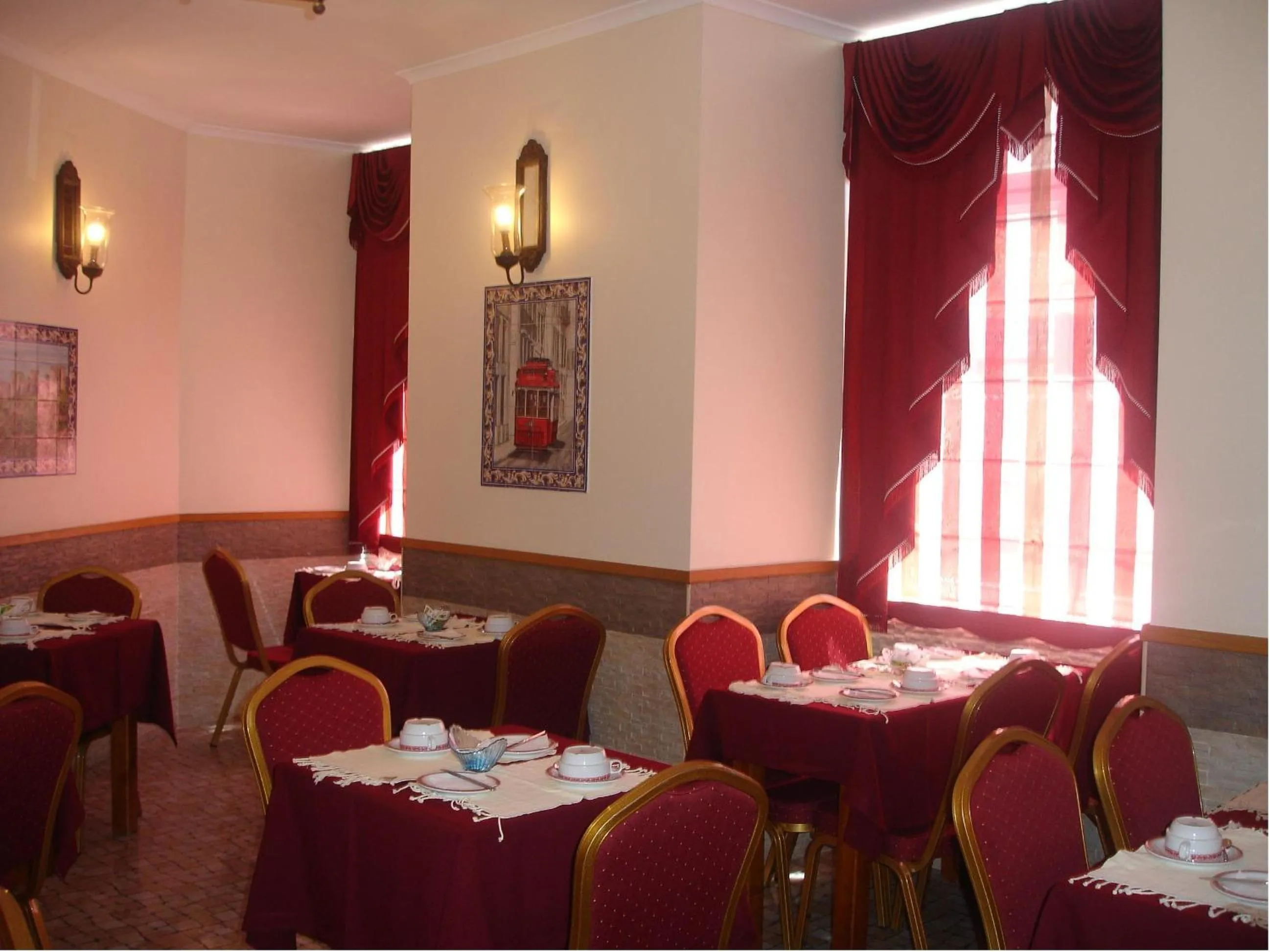 Restaurant/places to eat in Grande Pensao Residencial Alcobia