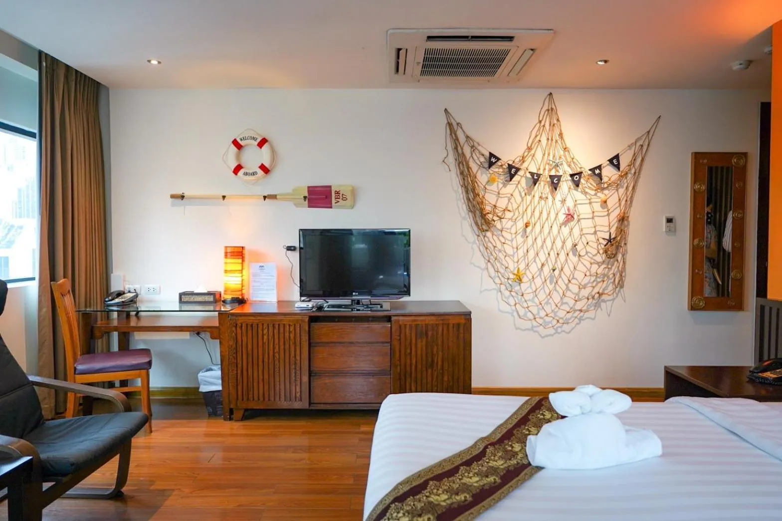 Communal lounge/ TV room, Bed in Hotel Mermaid Bangkok