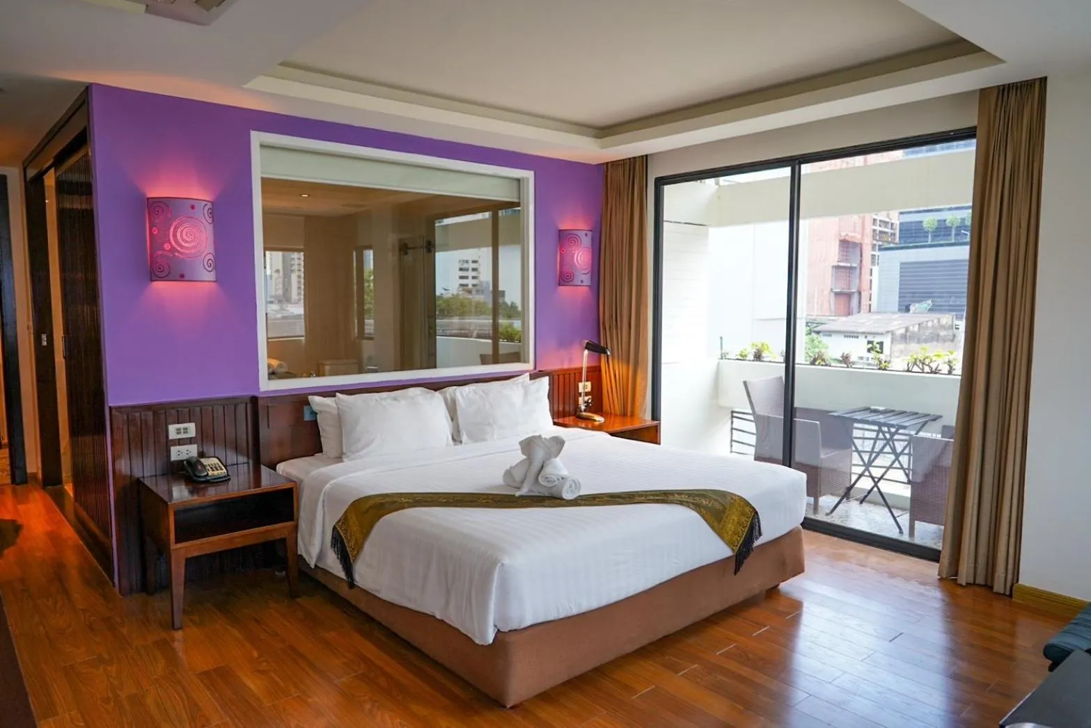 Bed in Hotel Mermaid Bangkok