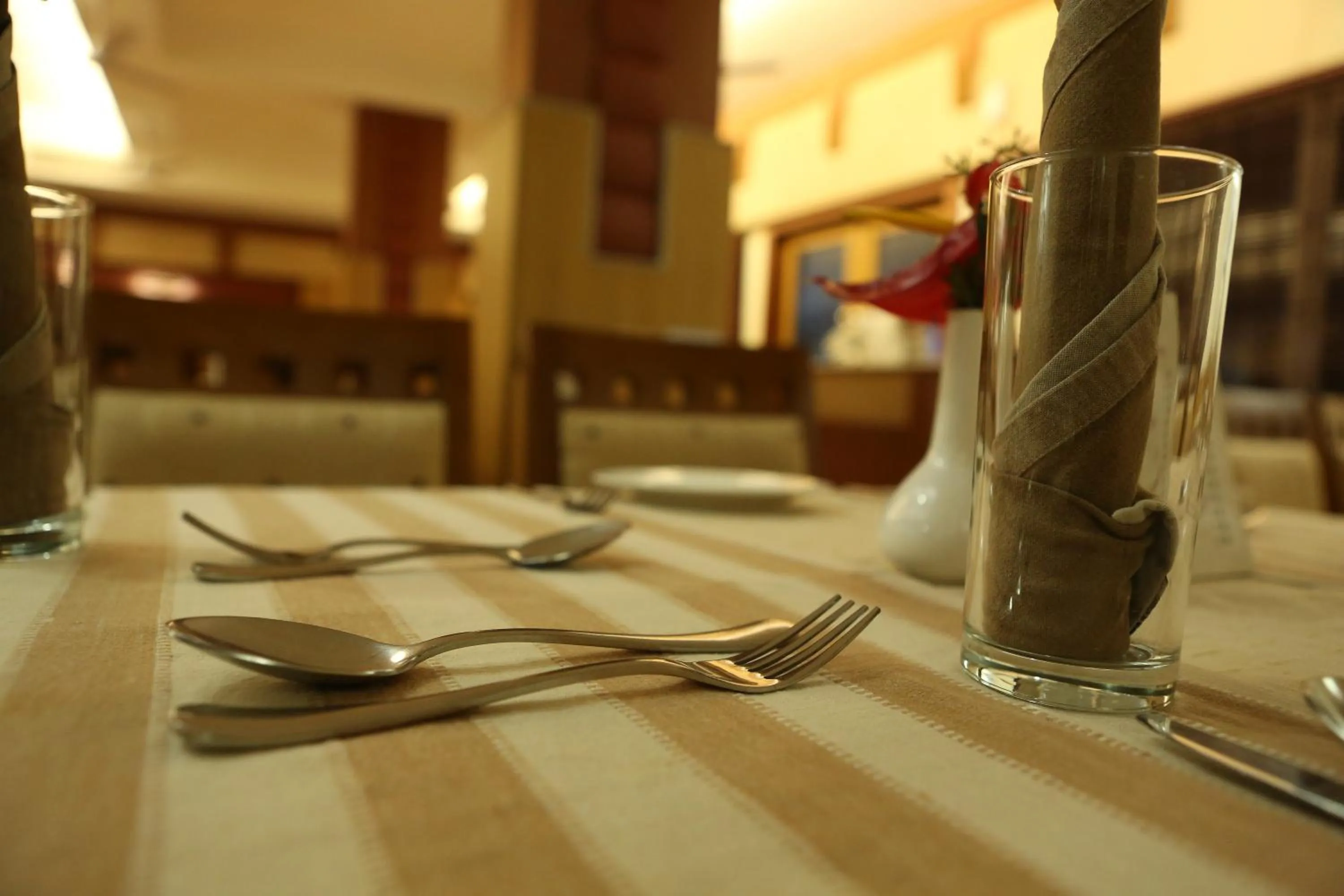 Dining area, Bed in Hotel Airlink Castle