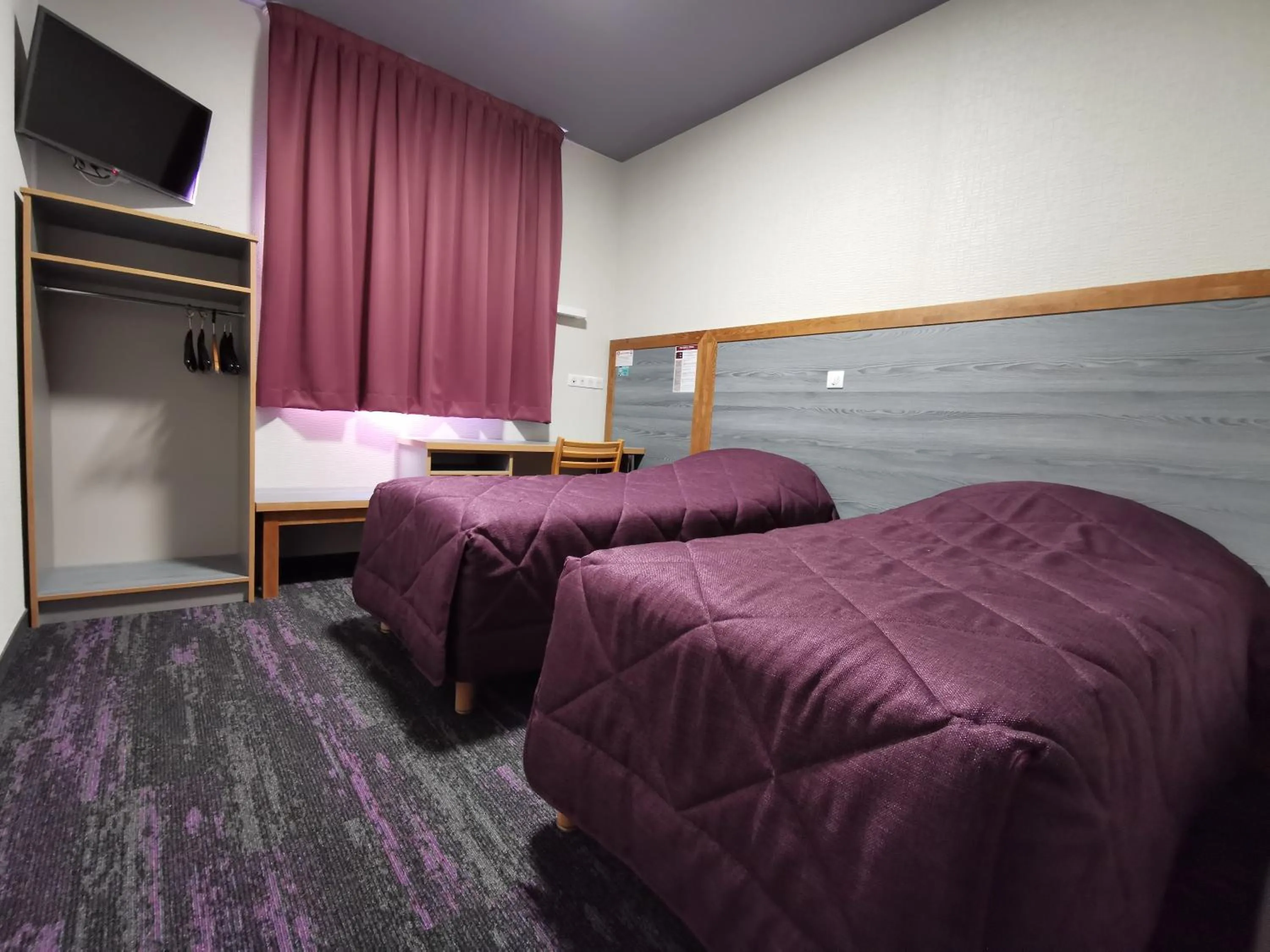 Photo of the whole room, Bed in Hôtel Siatel Besançon Chateaufarine