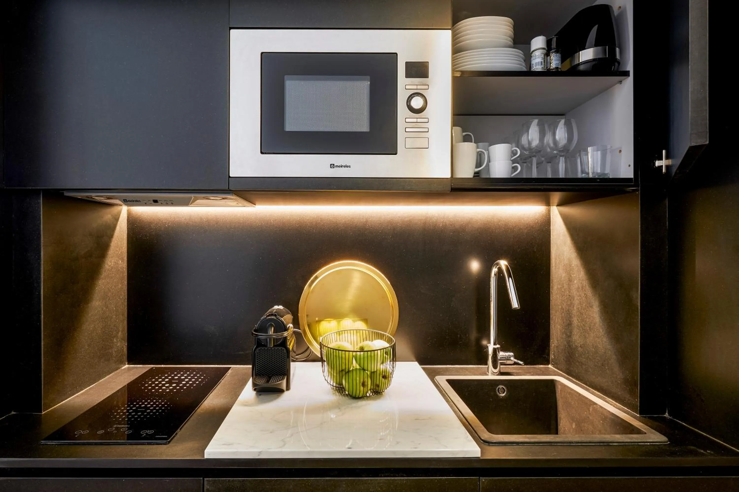 Coffee/tea facilities in The A5 Smart Luxury Studios