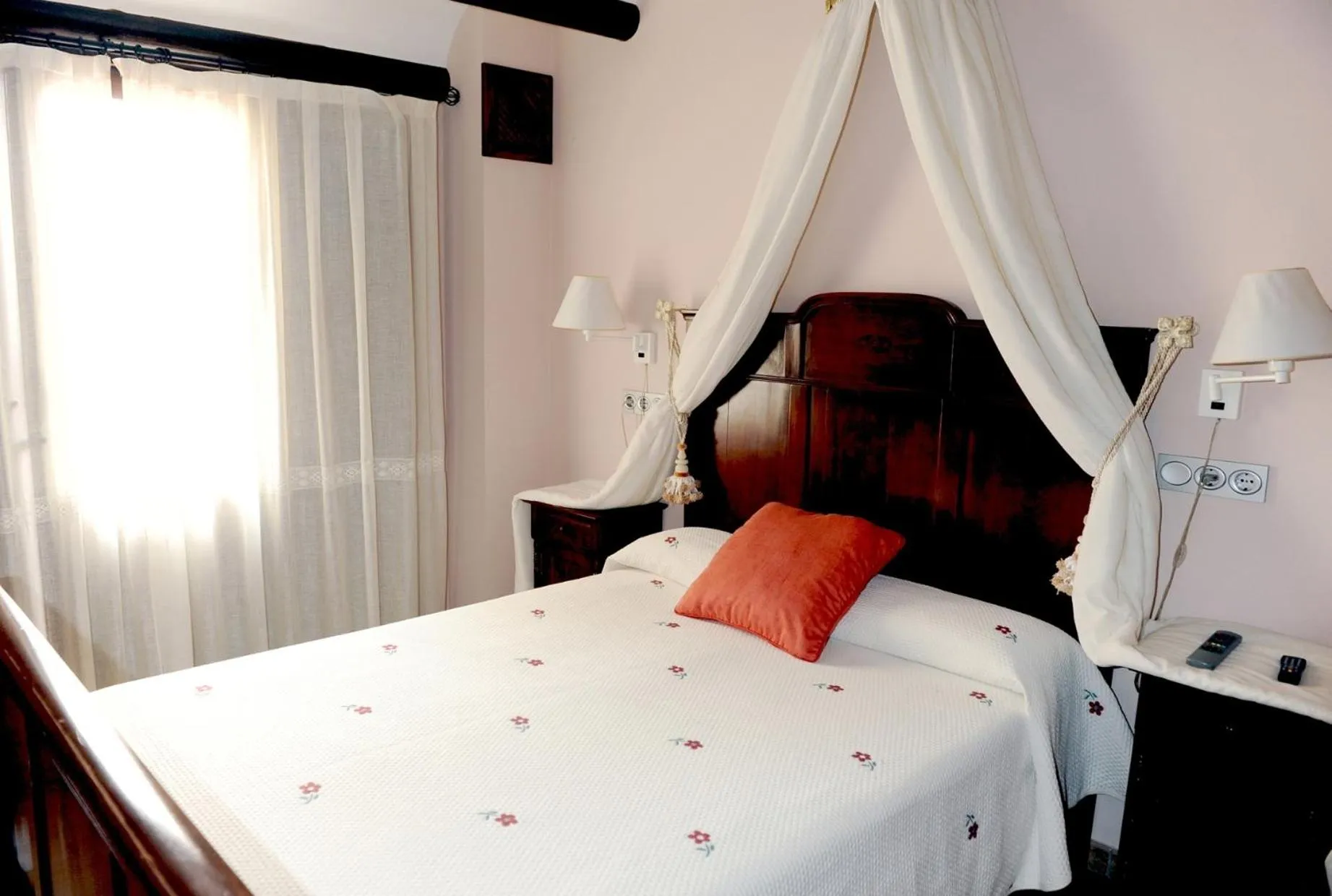 Photo of the whole room, Bed in Hotel Restaurant Verdià