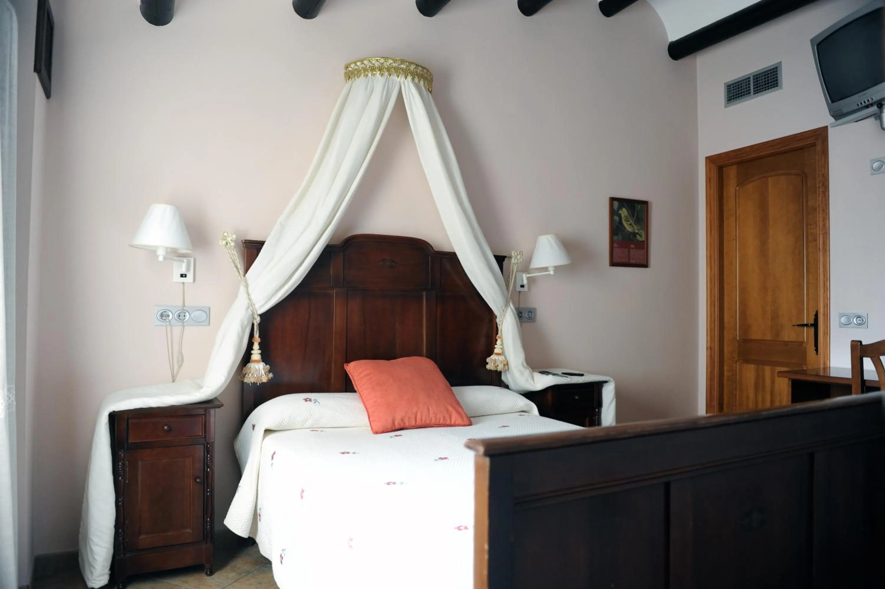 Photo of the whole room, Bed in Hotel Restaurant Verdià