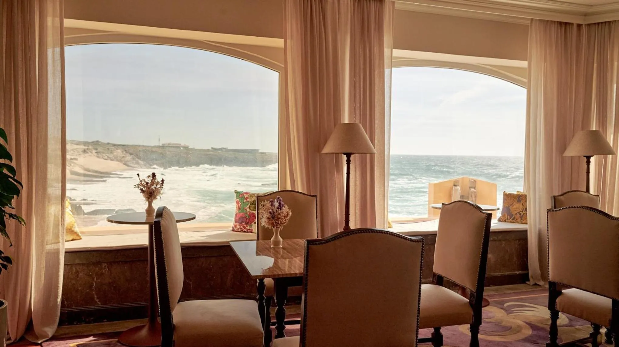 Lounge or bar in Hotel Fortaleza do Guincho Relais & Châteaux