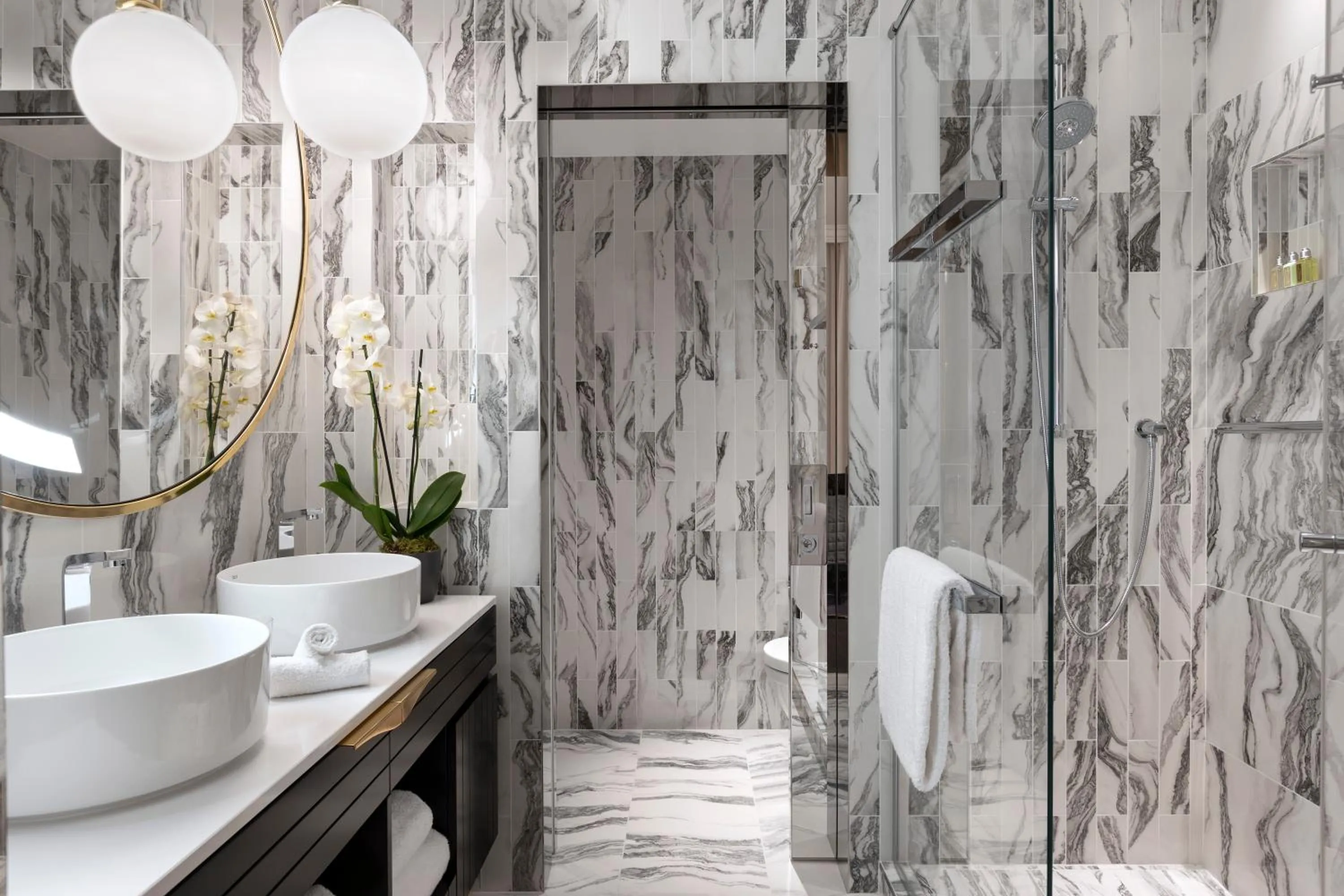 Bathroom in La Clef Champs-Élysées Paris by The Crest Collection