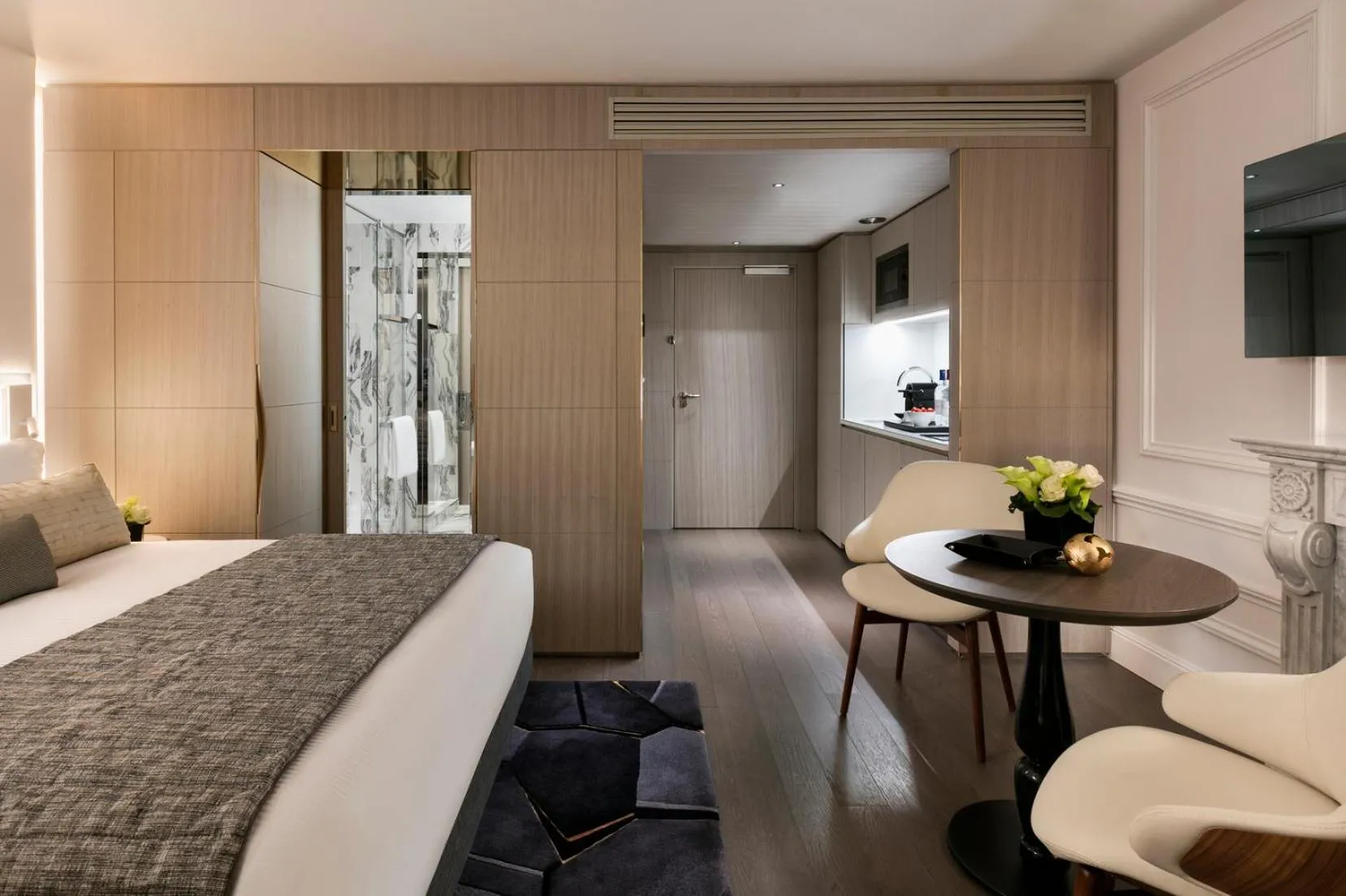 Photo of the whole room, Bed in La Clef Champs-Élysées Paris by The Crest Collection