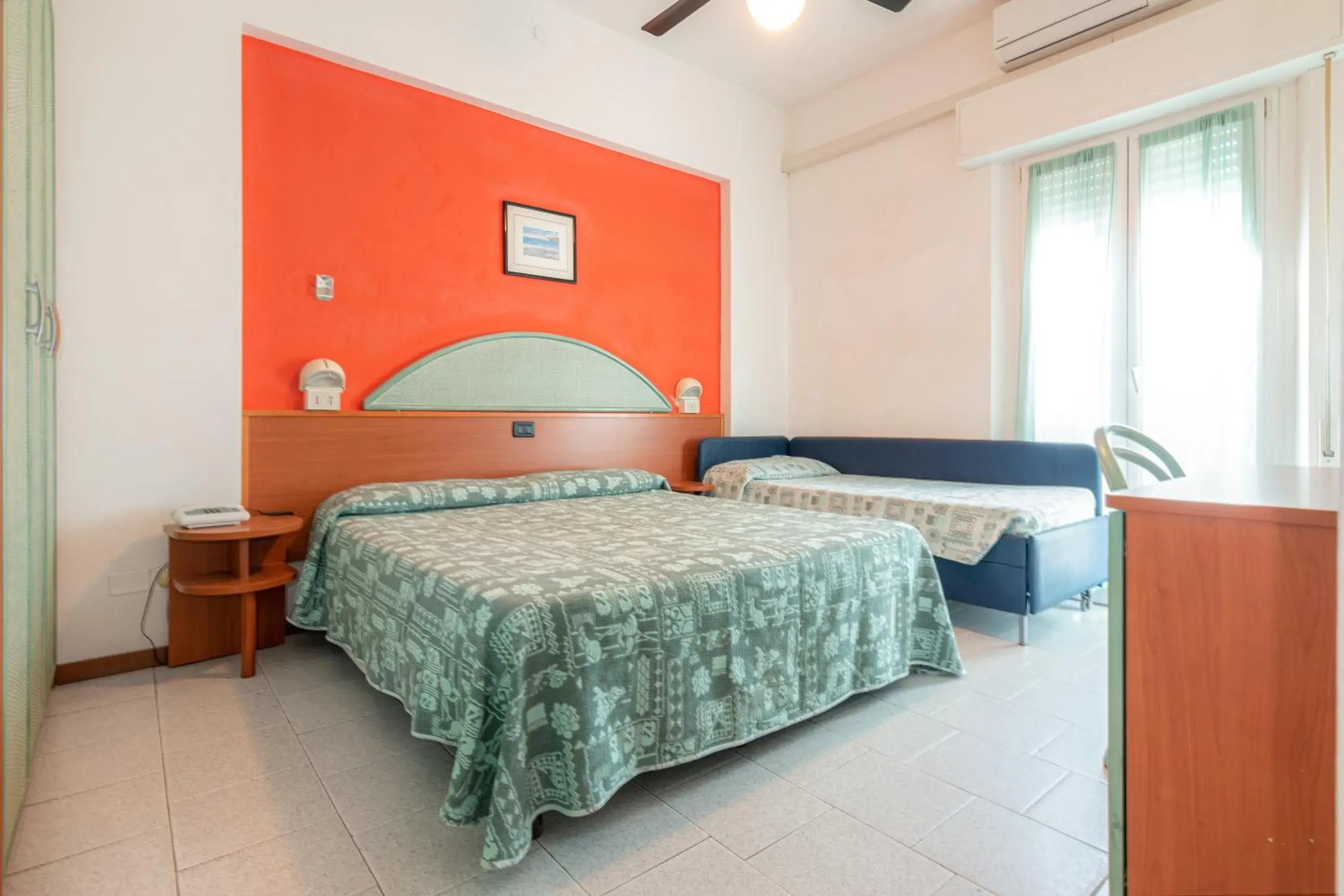 Standard Triple Room in Hotel Diamond Standard Triple Room in Hotel Diamond