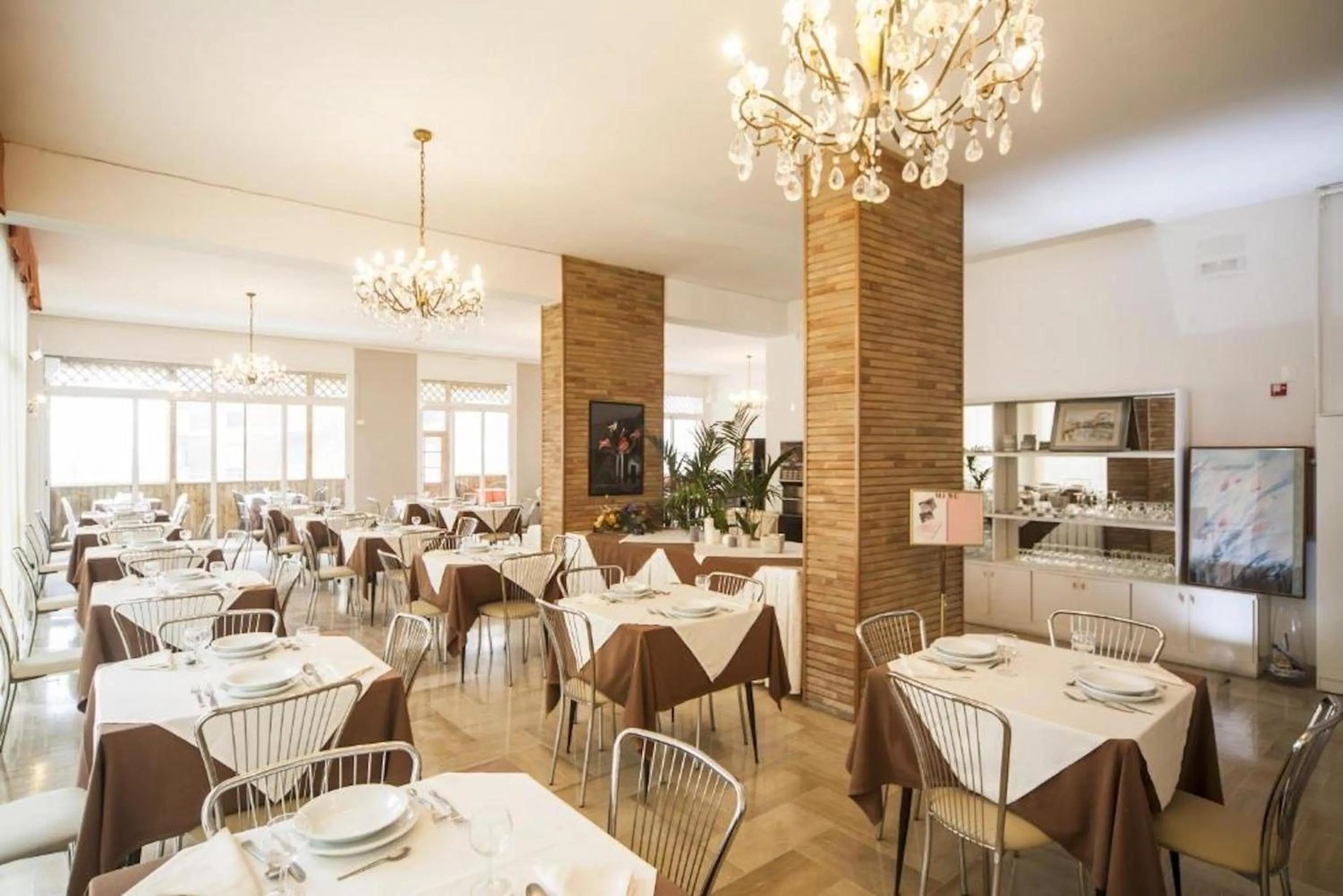 Restaurant/places to eat in Hotel Diamond