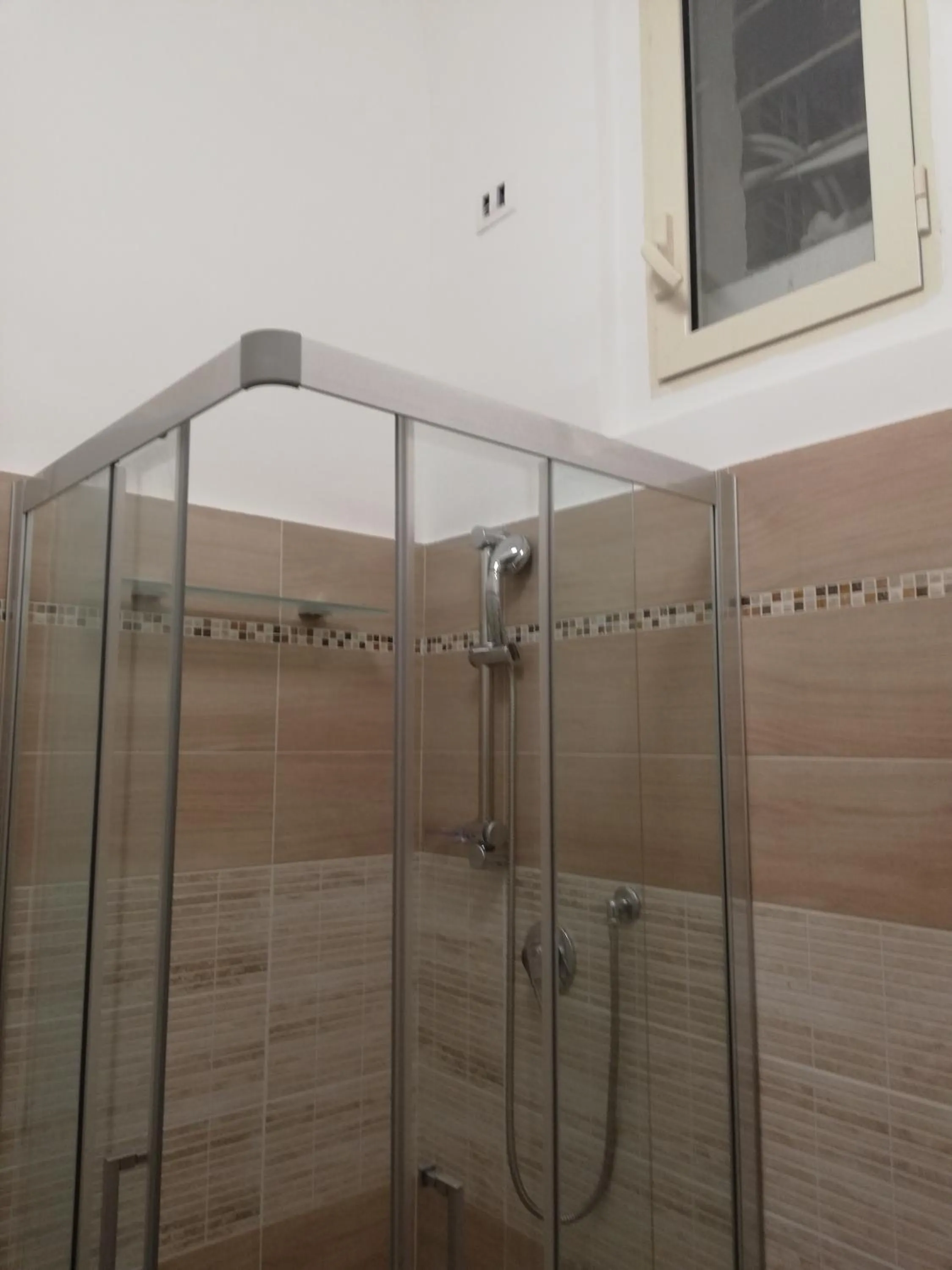 Shower in Garden's Elide