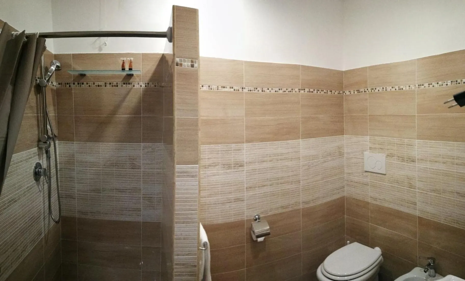 Shower in Garden's Elide