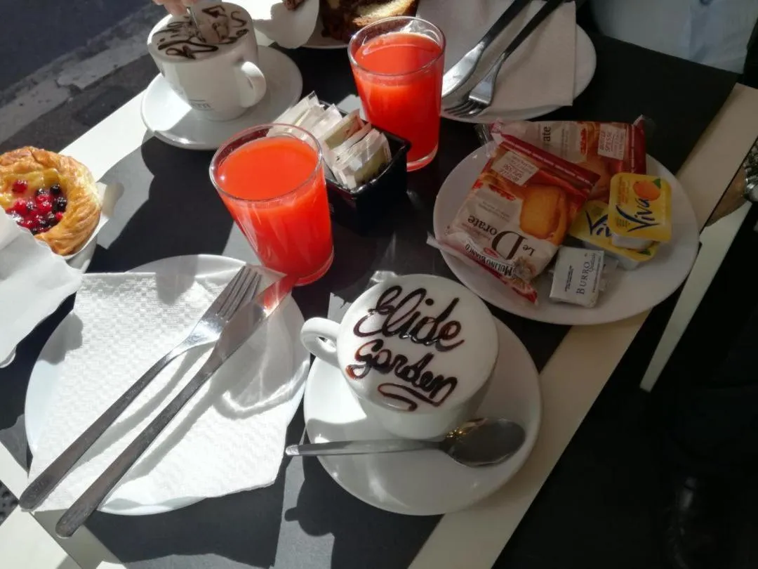 Breakfast in Garden's Elide