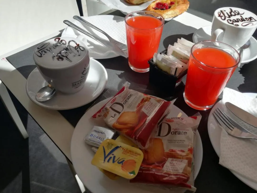 Breakfast in Garden's Elide