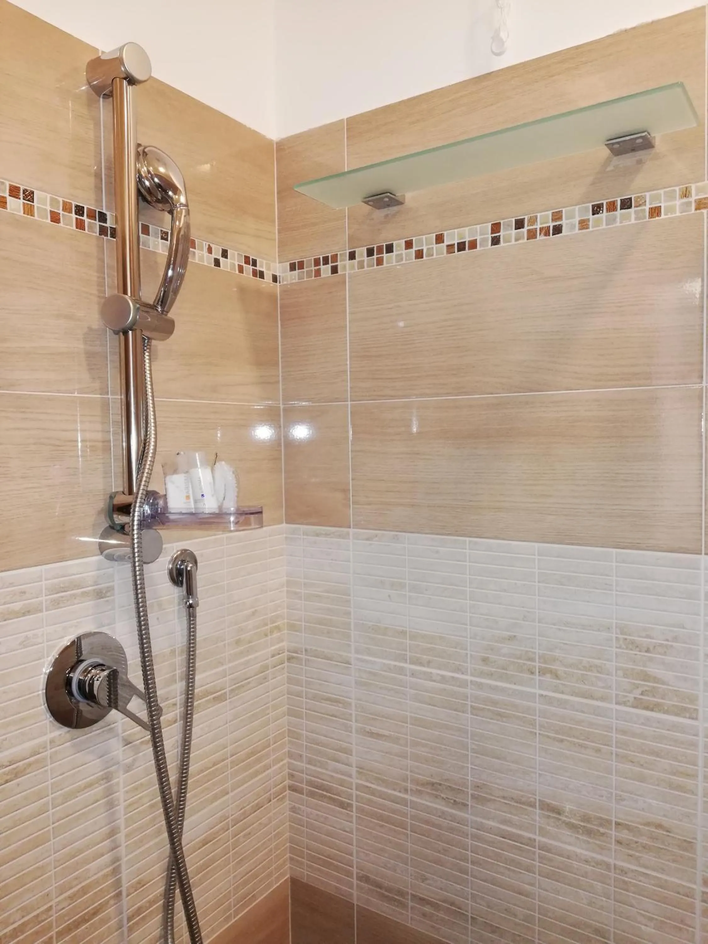 Shower in Garden's Elide