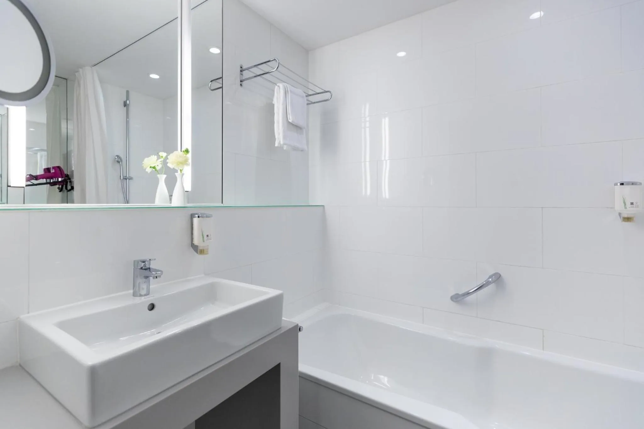 Bathroom in Garner Hotel Frankfurt - Palmengarten by IHG