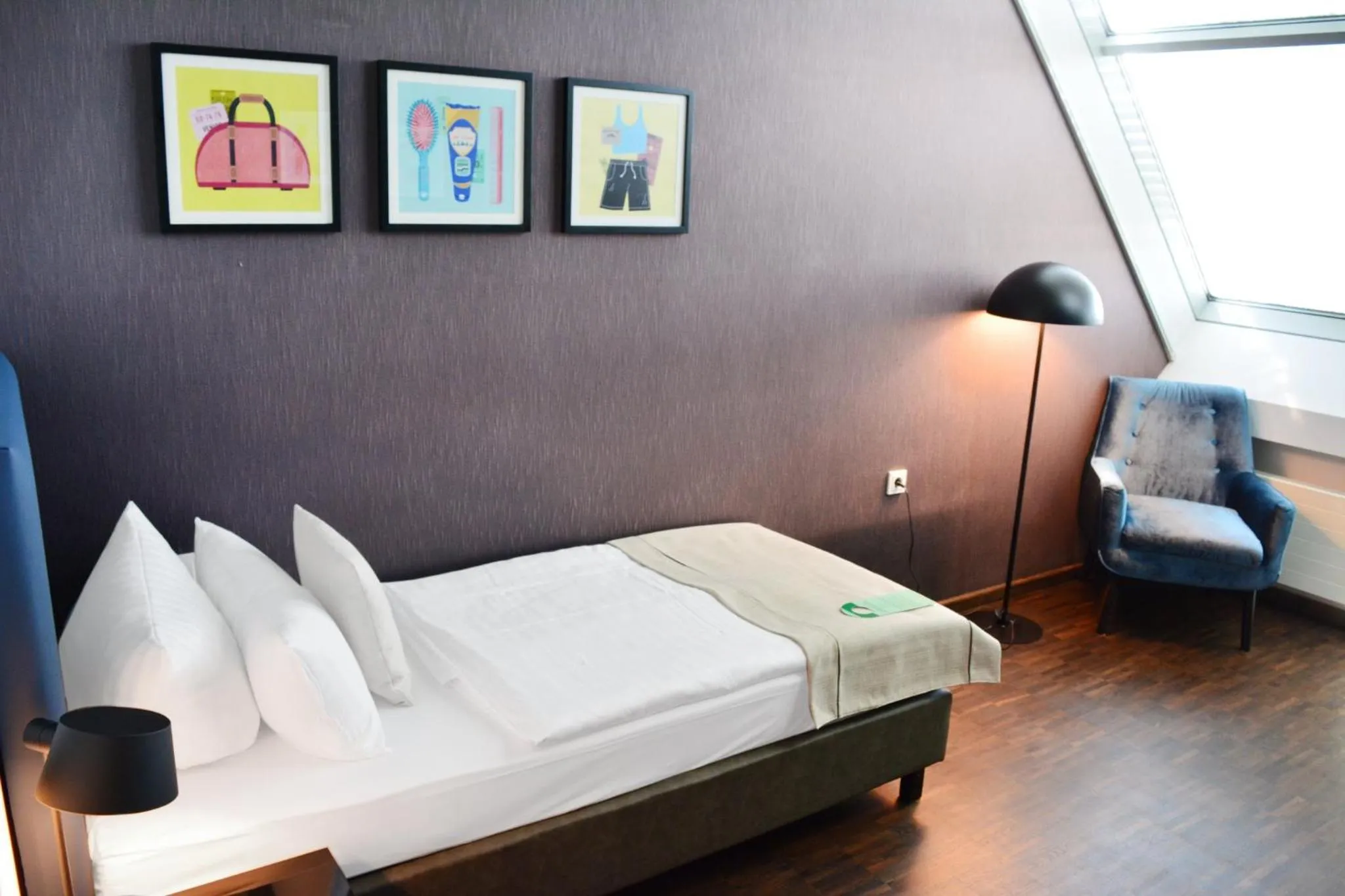 Photo of the whole room, Bed in Garner Hotel Frankfurt - Palmengarten by IHG