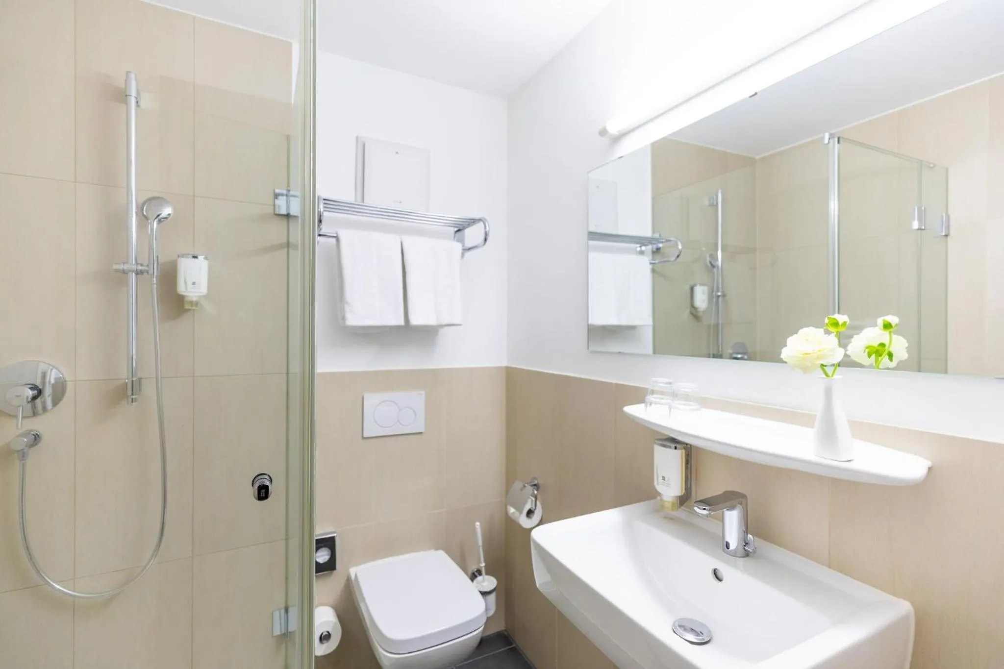 Bathroom in Garner Hotel Frankfurt - Palmengarten by IHG