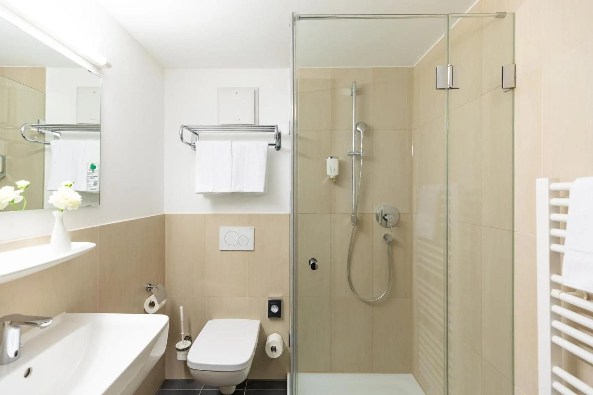 Bathroom in Garner Hotel Frankfurt - Palmengarten by IHG