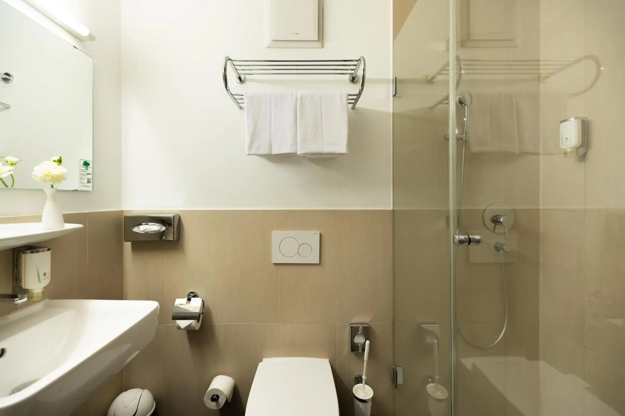 Bathroom in Garner Hotel Frankfurt - Palmengarten by IHG