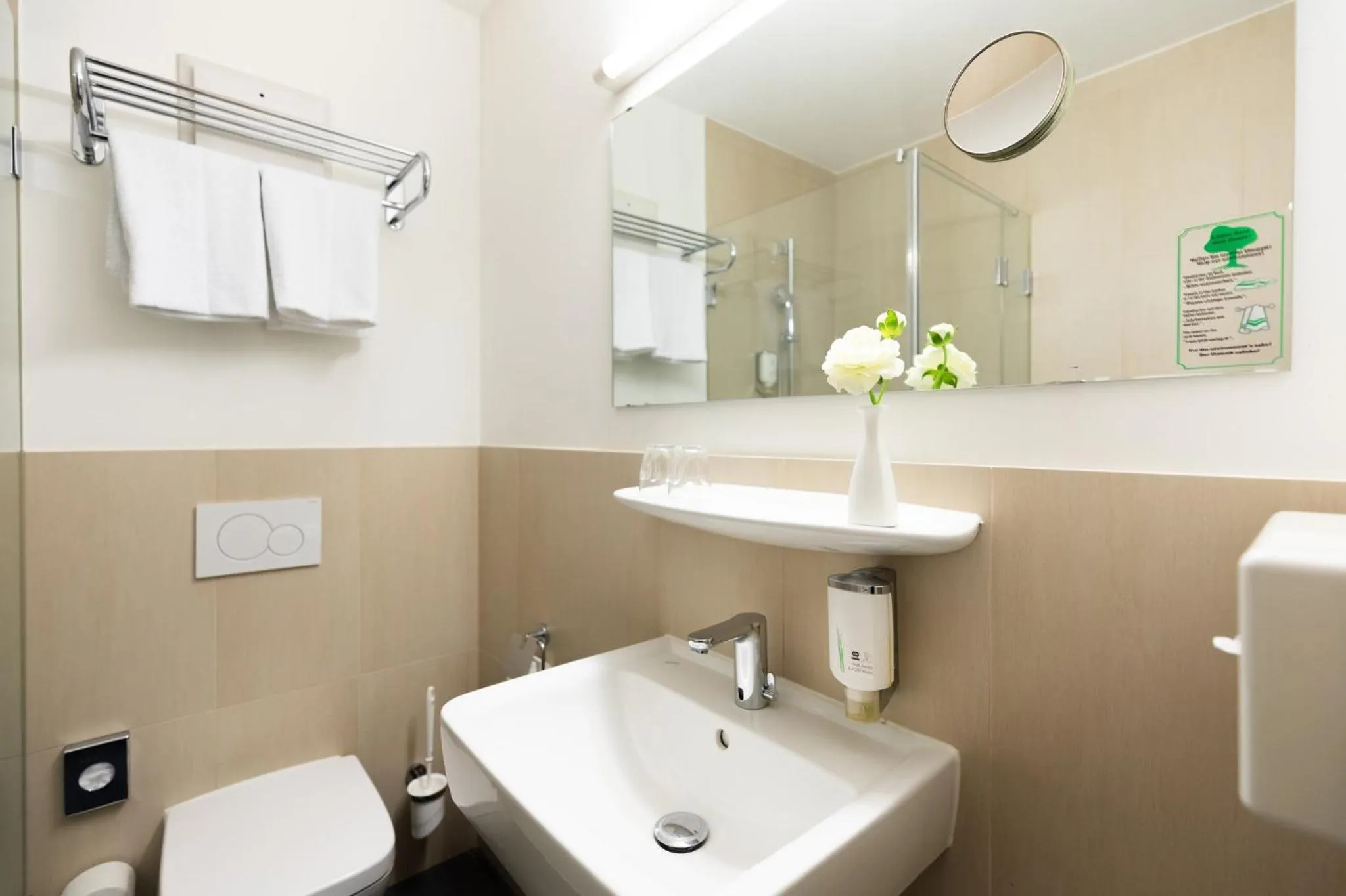 Bathroom in Garner Hotel Frankfurt - Palmengarten by IHG