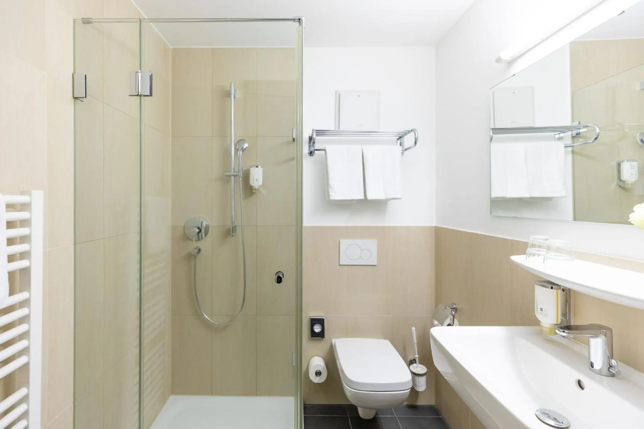 Bathroom in Garner Hotel Frankfurt - Palmengarten by IHG