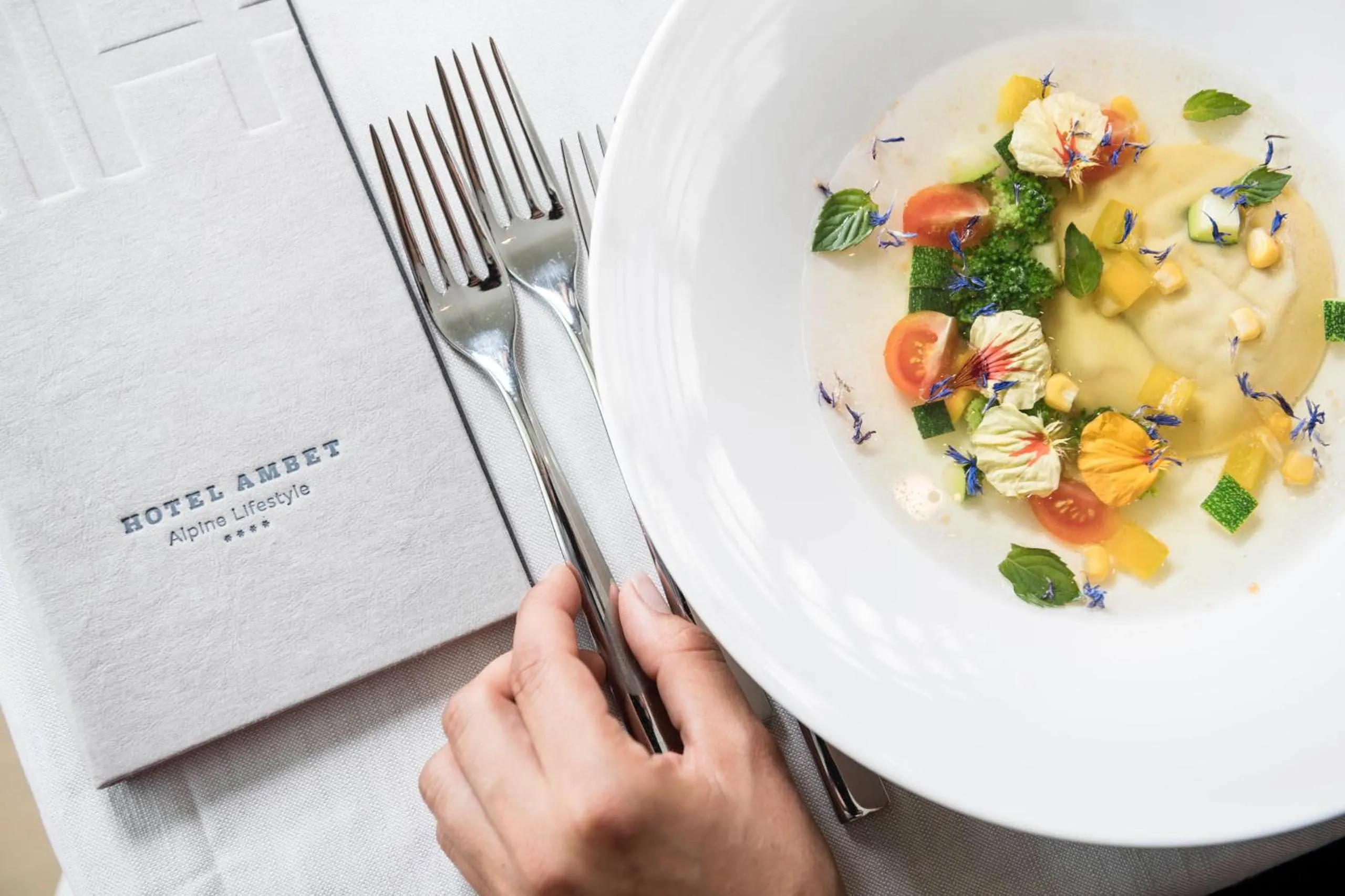 Restaurant/places to eat in Hotel Ambet