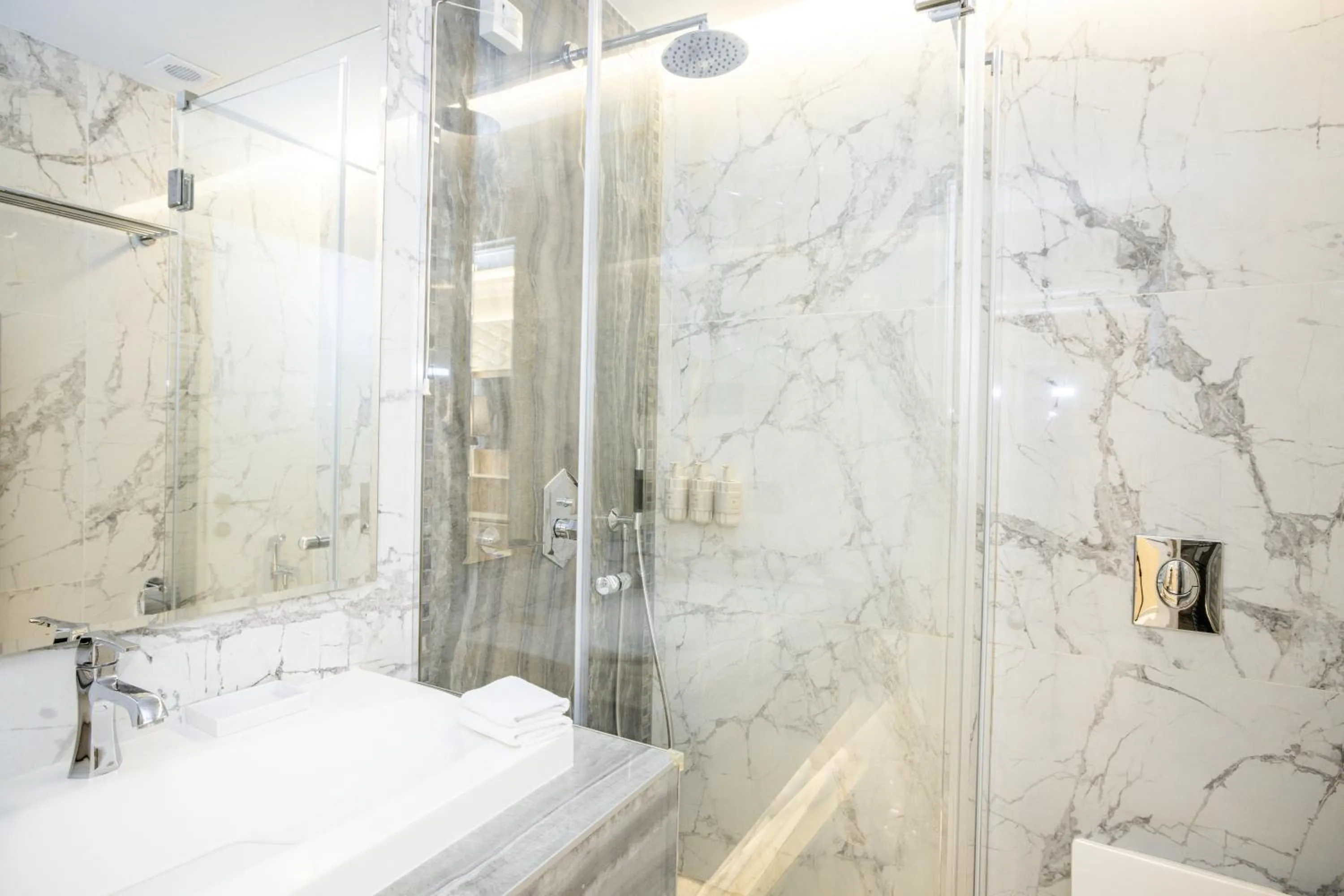 Bathroom in Tresor Le Palais Timisoara, Curio Collection by Hilton