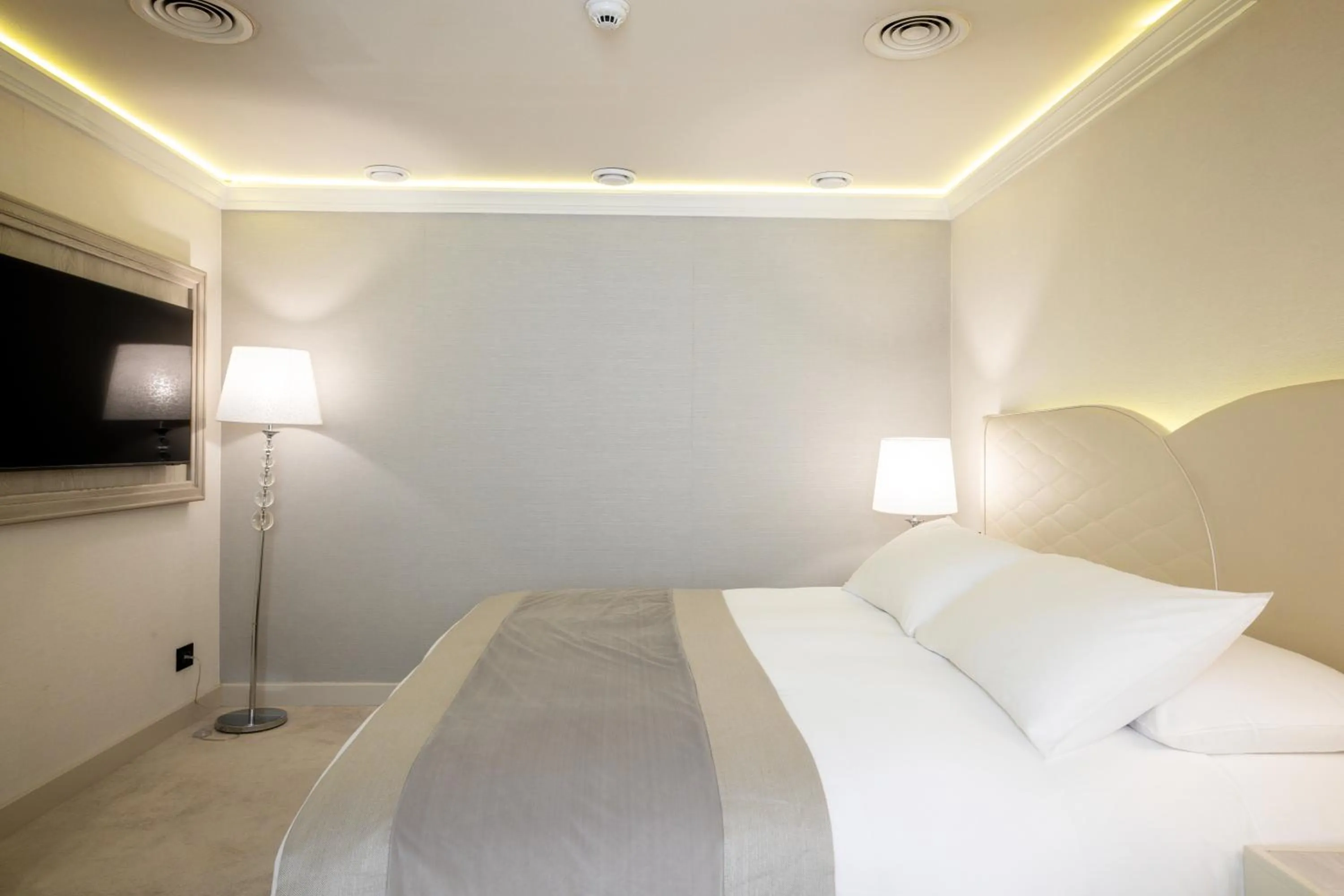 Bedroom, Bed in Tresor Le Palais Timisoara, Curio Collection by Hilton