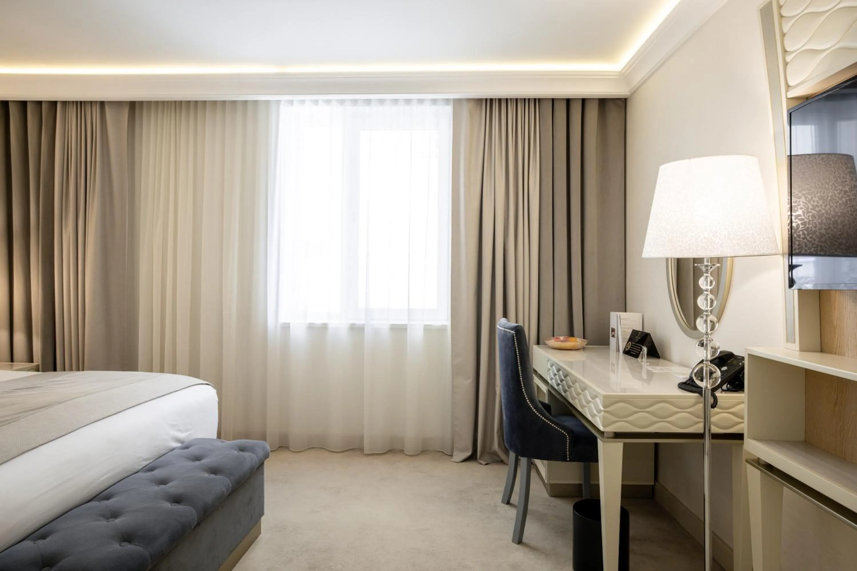 TV and multimedia, Bed in Tresor Le Palais Timisoara, Curio Collection by Hilton
