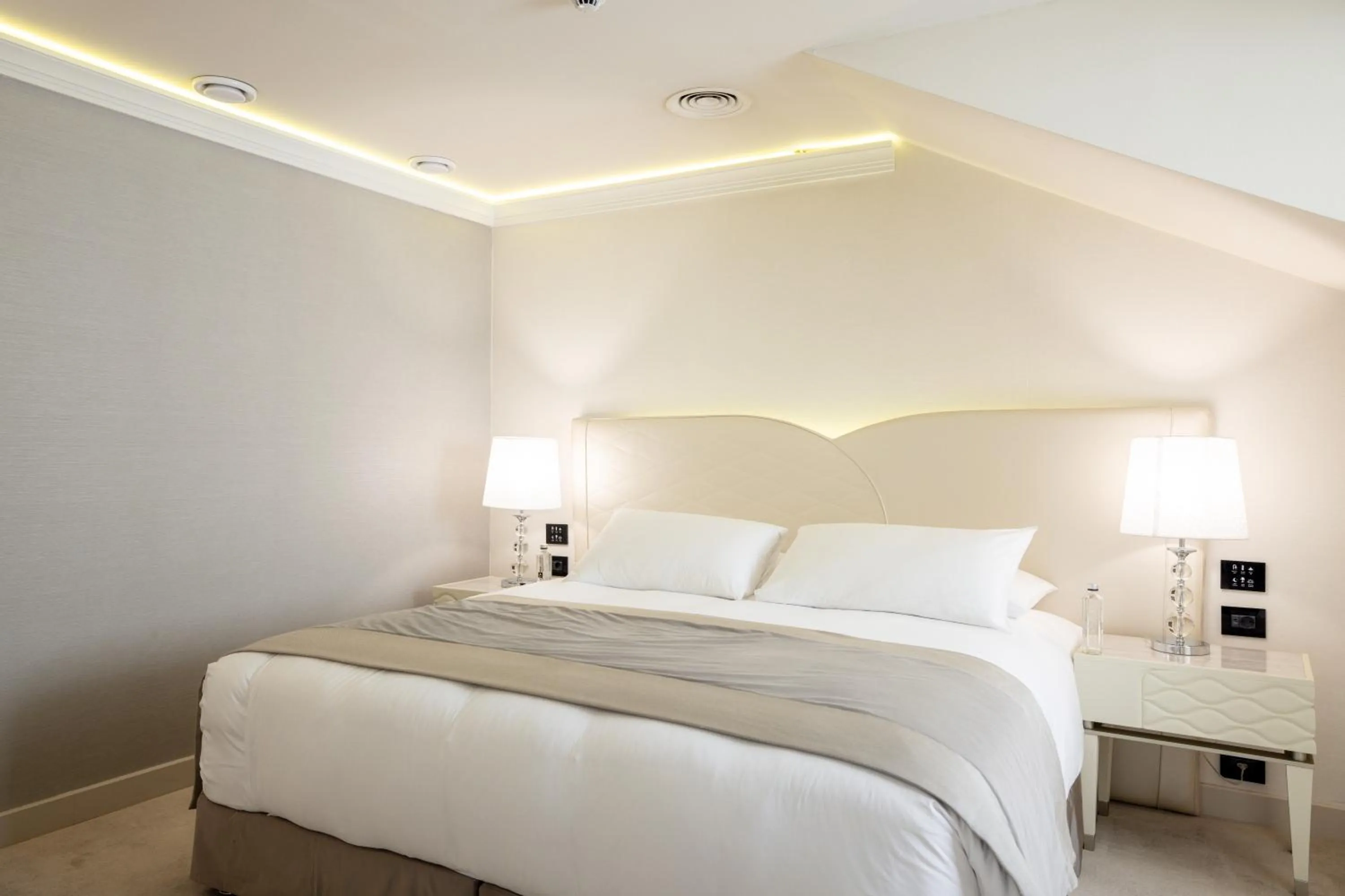 Bed in Tresor Le Palais Timisoara, Curio Collection by Hilton