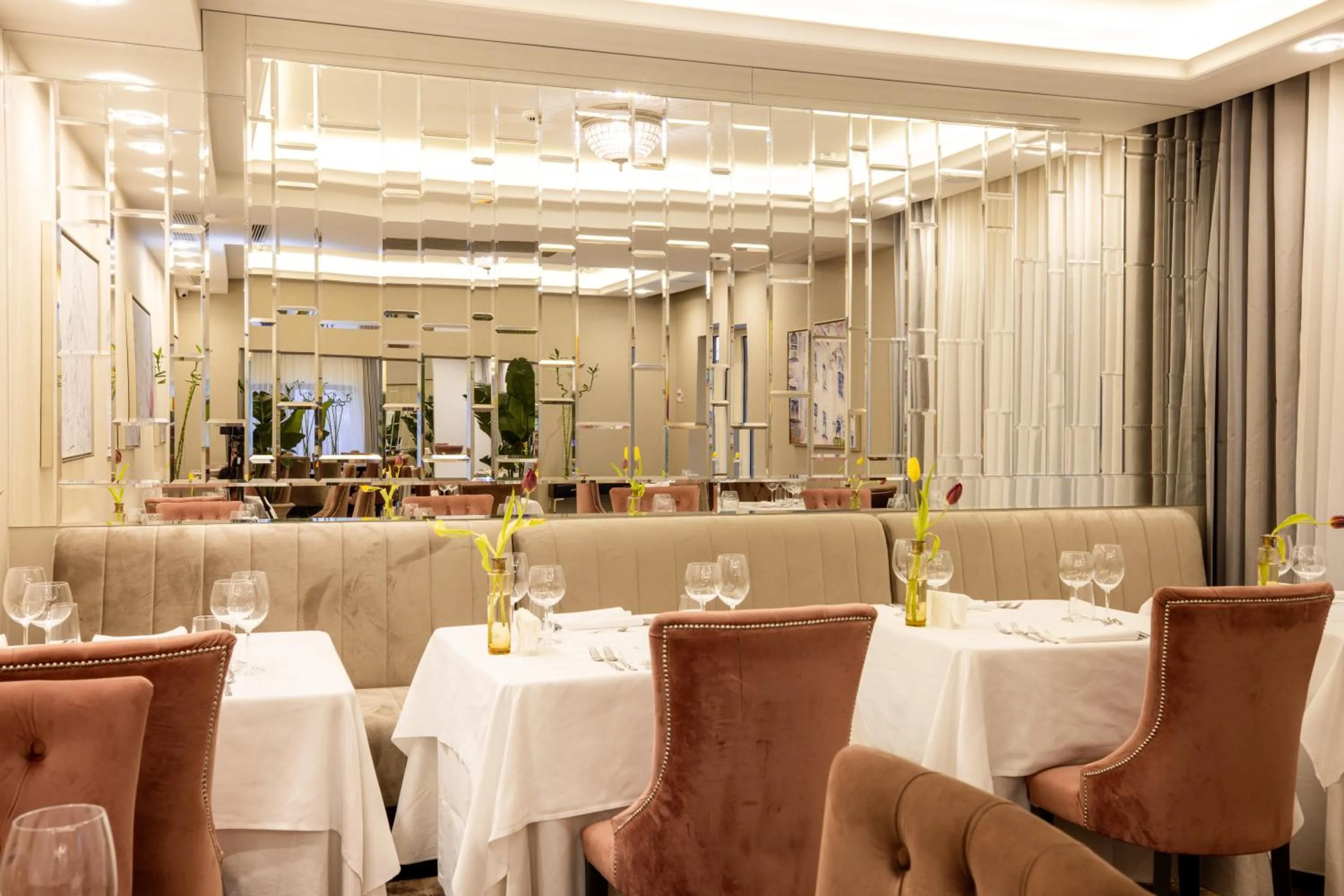 Restaurant/places to eat in Tresor Le Palais Timisoara, Curio Collection by Hilton