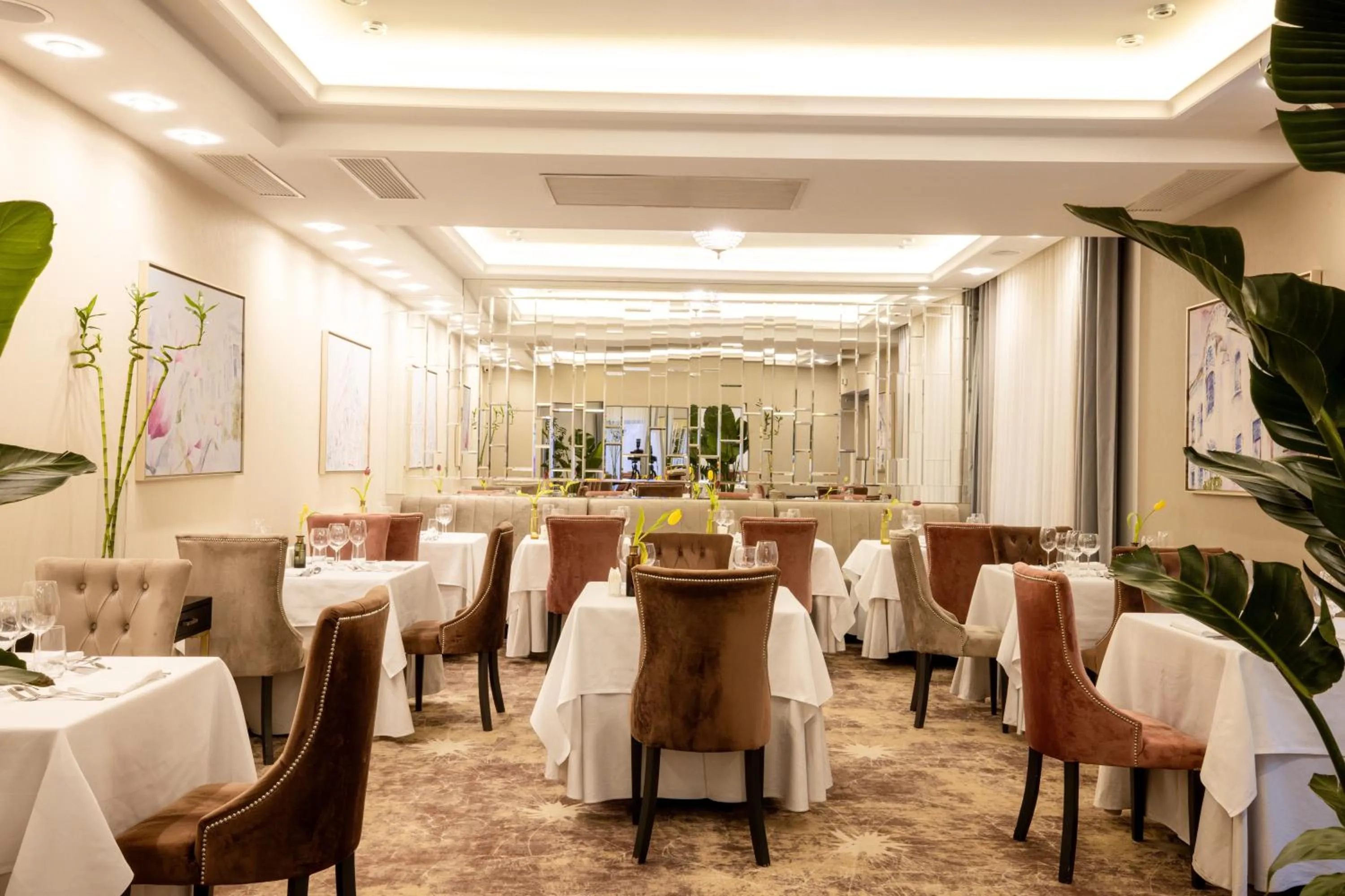 Restaurant/places to eat in Tresor Le Palais Timisoara, Curio Collection by Hilton